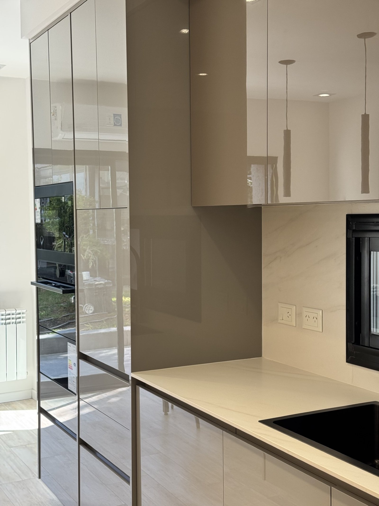 Cozinha moderna com armários cinza brilhante e bancada de mármore branco — projeto italia 2, por Estudio Grupo 32, em Vicente López