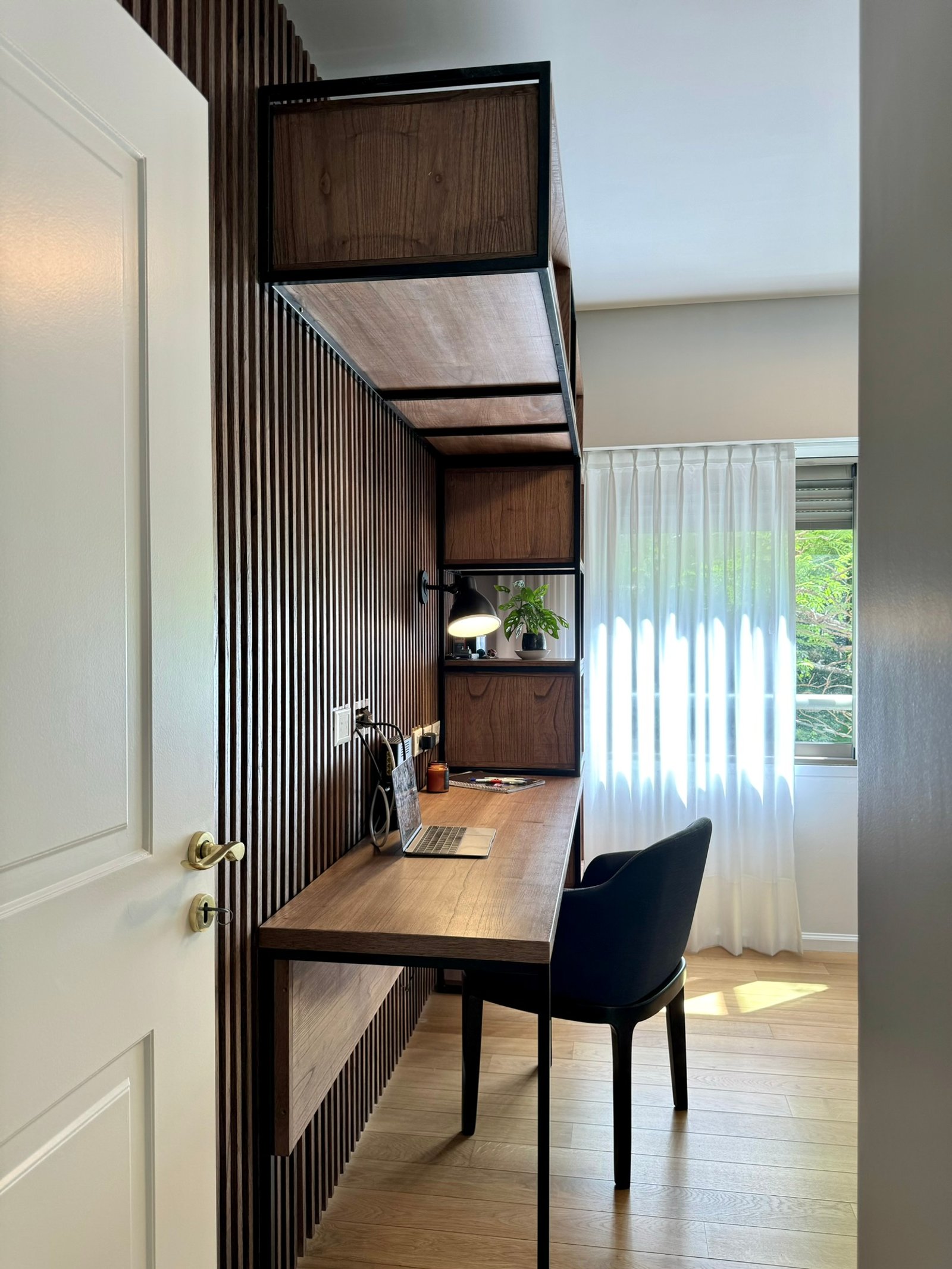 Oficina moderna con pared de listones de madera y escritorio volado — proyecto Olleros, por MDBK Arquitectura, en Belgrano