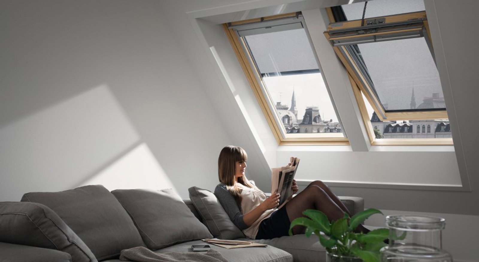 Living moderno en ático con vista a la ciudad — proyecto Sala de estar, por VELUX