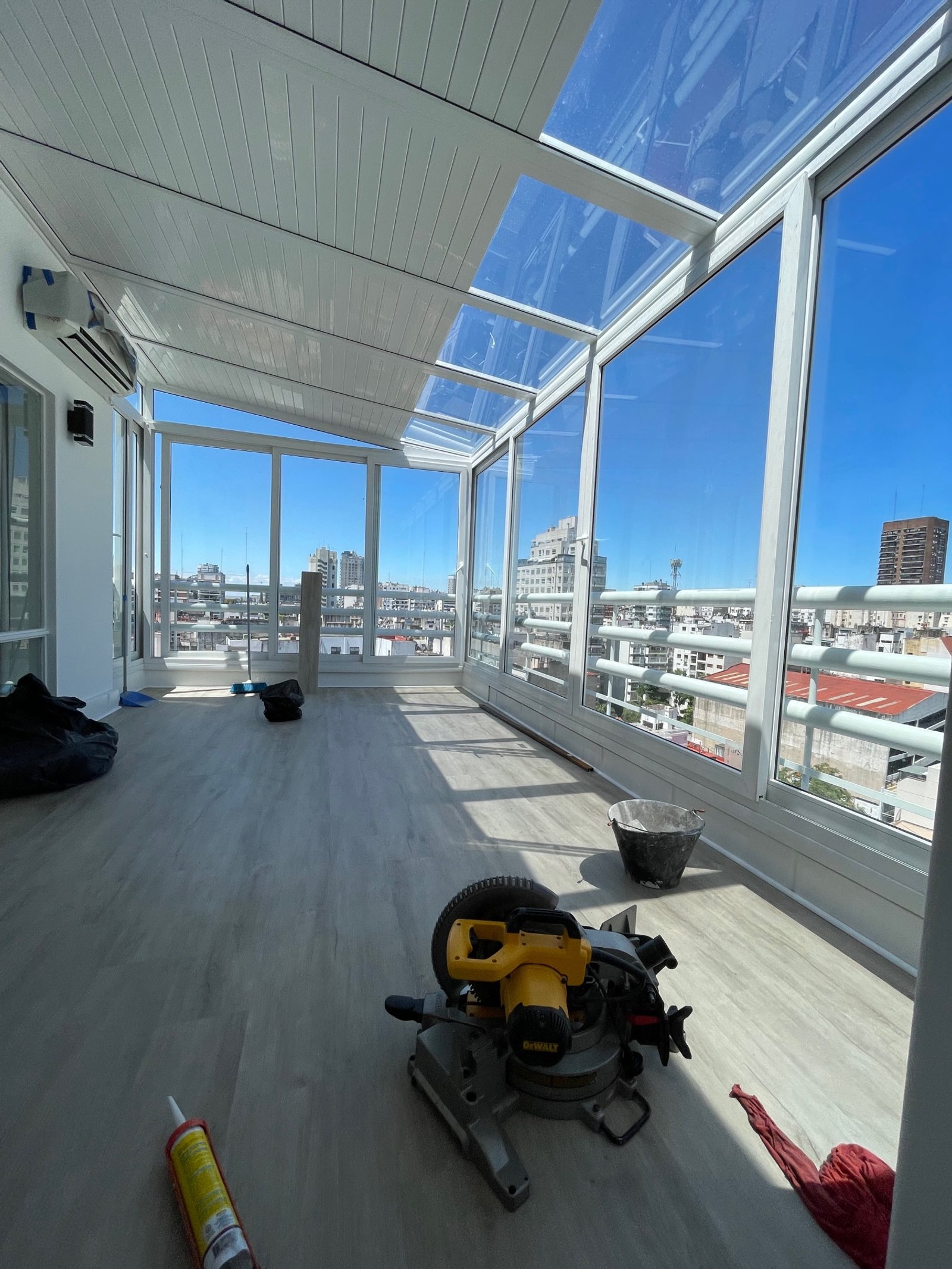 Terraço envidraçado com vista urbana e ferramentas — projeto Peña, por Estudio NET Arquitectura, em Peña 2726