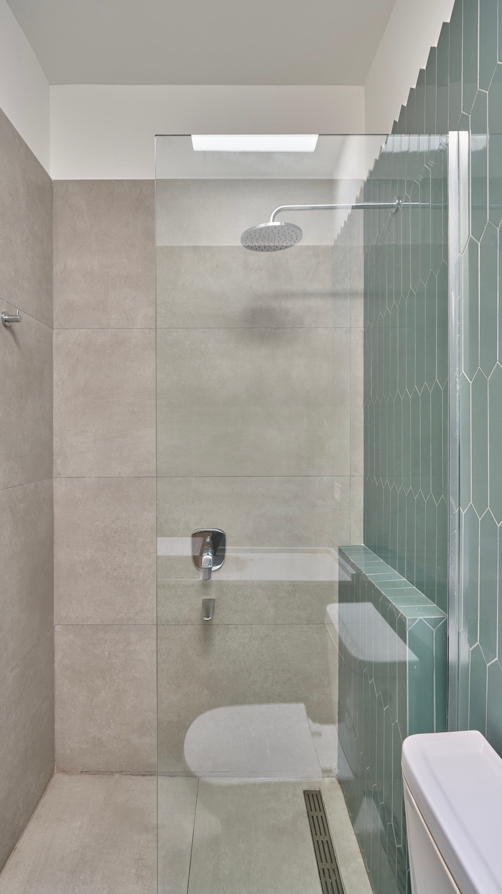 Banheiro moderno com box de vidro e azulejos verdes — projeto Granville, por Baler.Gelbert Arquitectura, em B1845 José Marmol