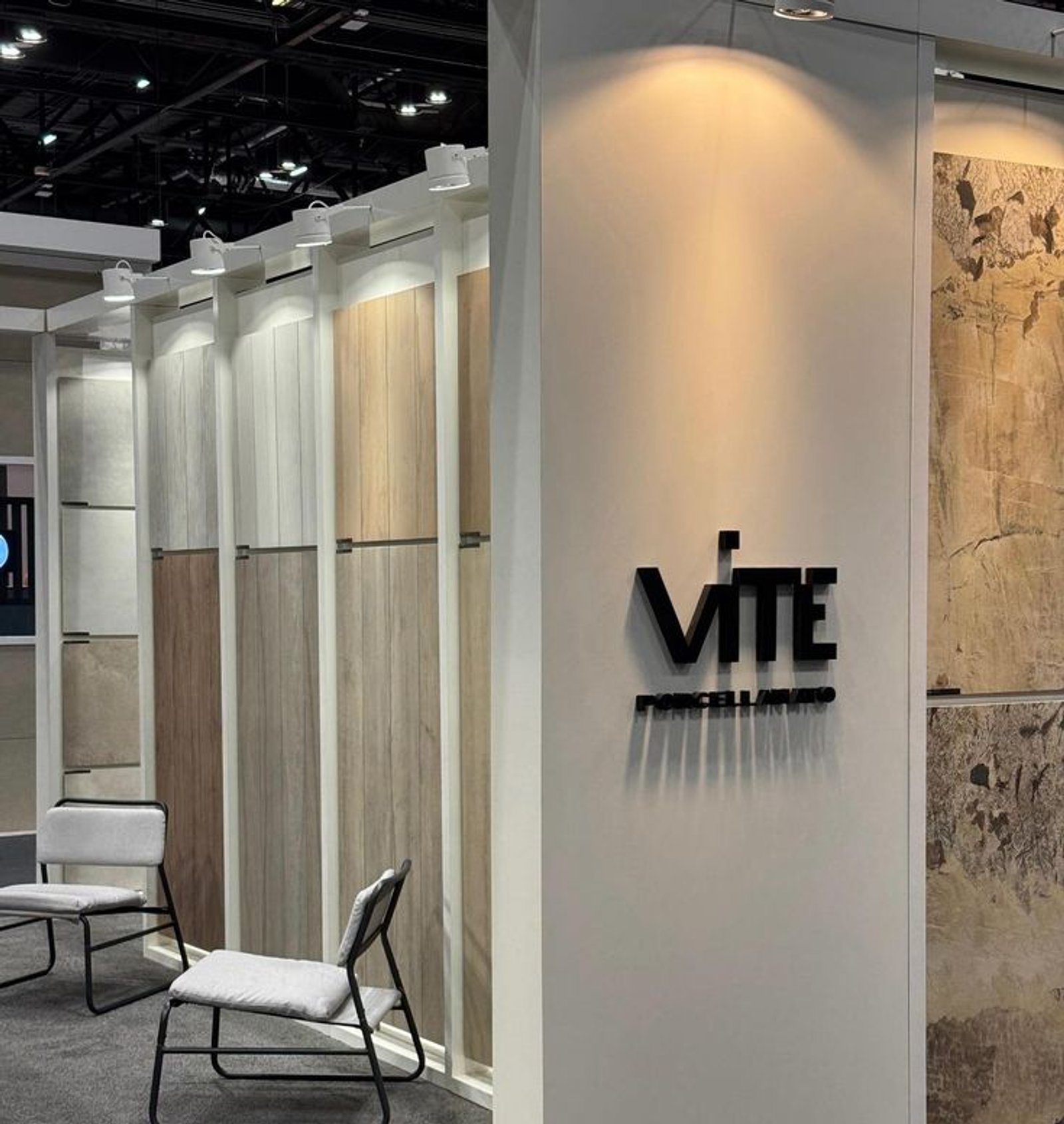 Exhibición de revestimientos de madera y diseño minimalista — proyecto Coverings 2025, por Vite Porcellanato, en Orlando