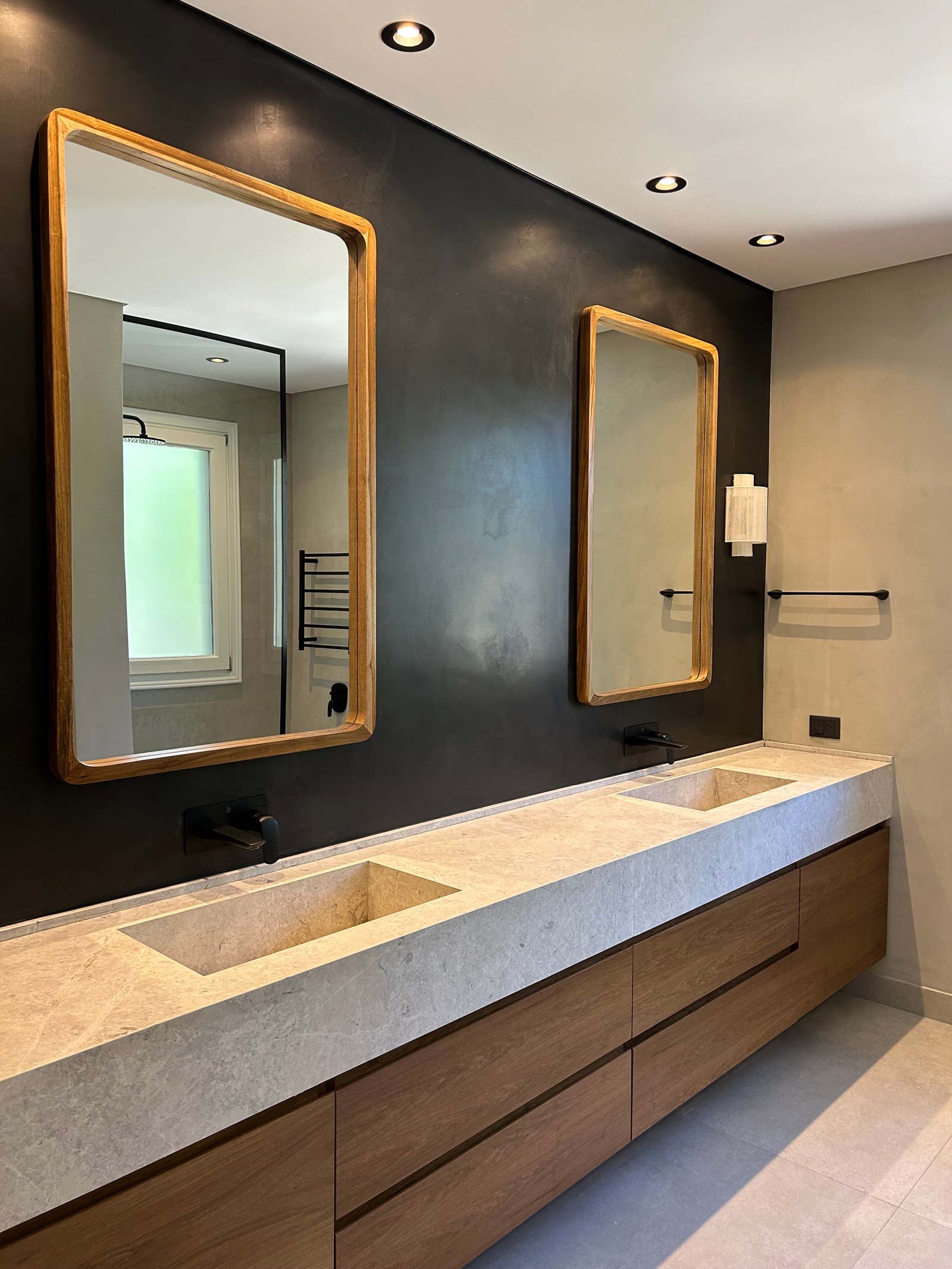 Baño moderno con doble bacha de piedra y mueble flotante de madera — proyecto SAN JOSÉ, por ESTUDIO TEZ, en Antártida Argentina 2382