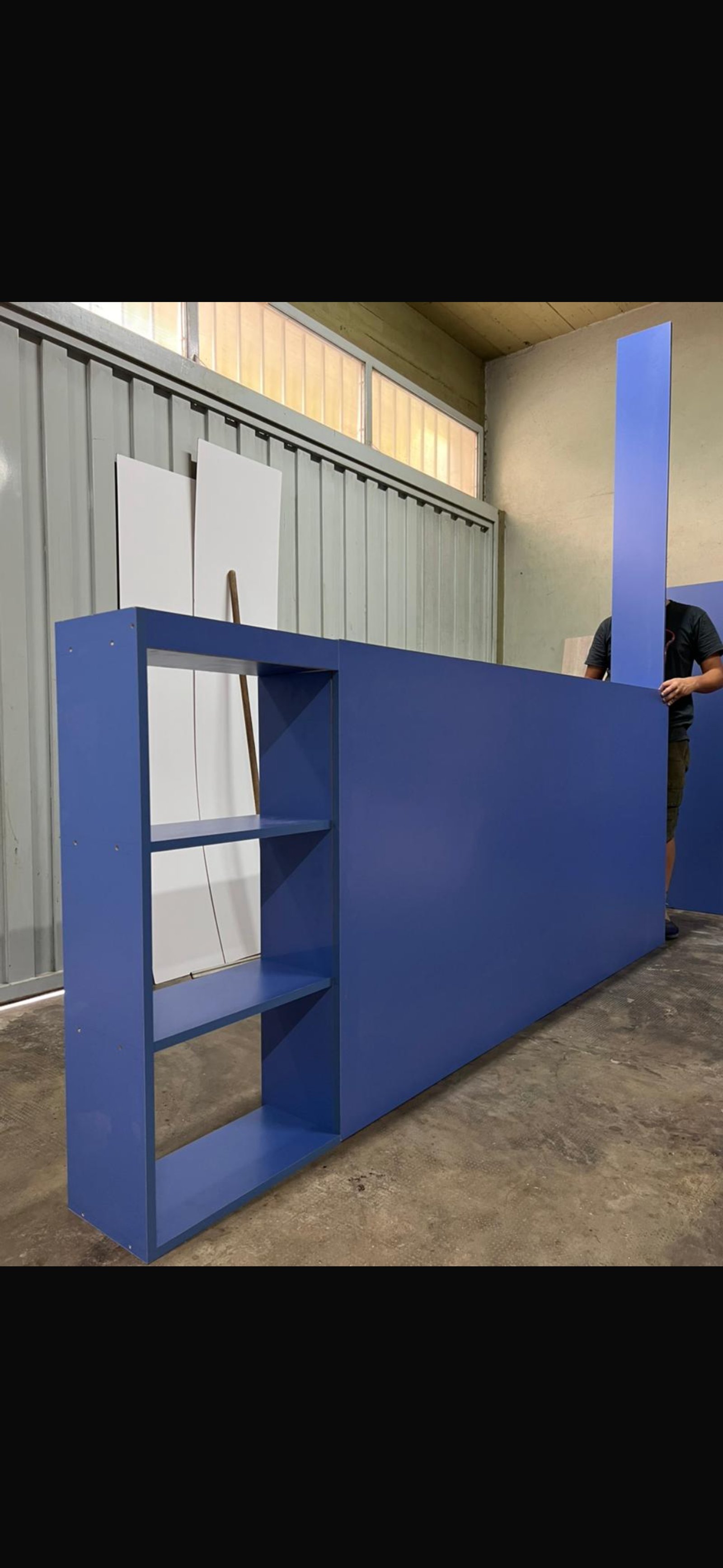 grande estrutura azul em construção com prateleiras abertas — projeto Interiorismo dormitorio, La Plata, por Estudio cardo, em C. 5 665
