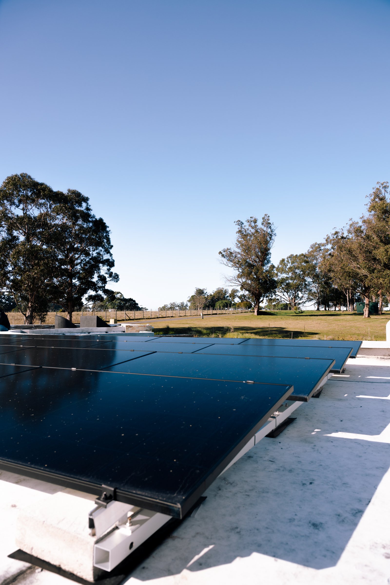 Paneles solares modernos en instalación rural con cielo despejado — proyecto Pueblo Mío, en Maldonado