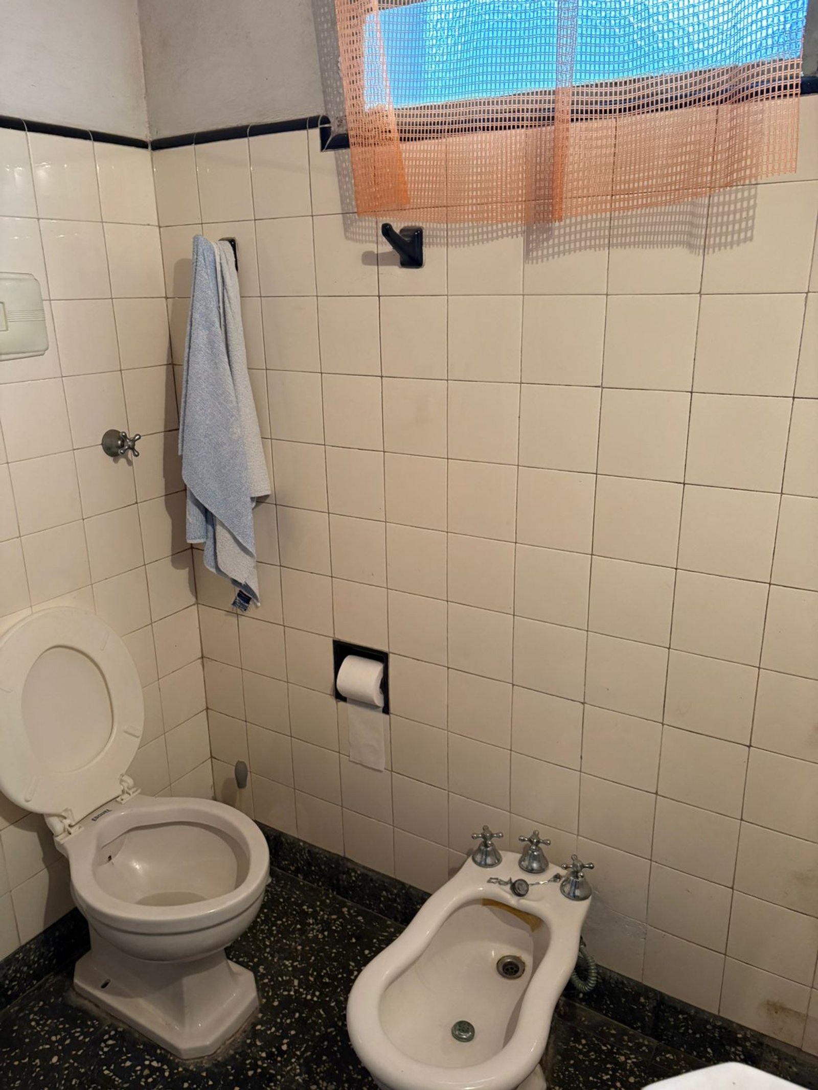 Baño con bidet, inodoro y cortina naranja — proyecto Baño AE, por vetainteriores, en Mariano Marull