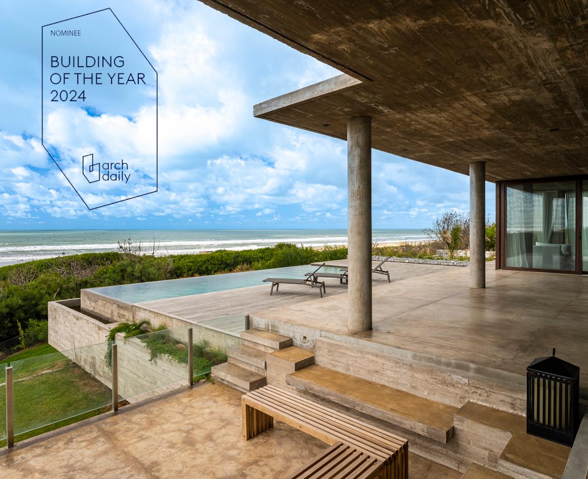 Residência moderna com piscina infinita e concreto aparente à beira-mar — projeto CASA sobre el MAR, por Guerrero Arquitectos, em Pinamar