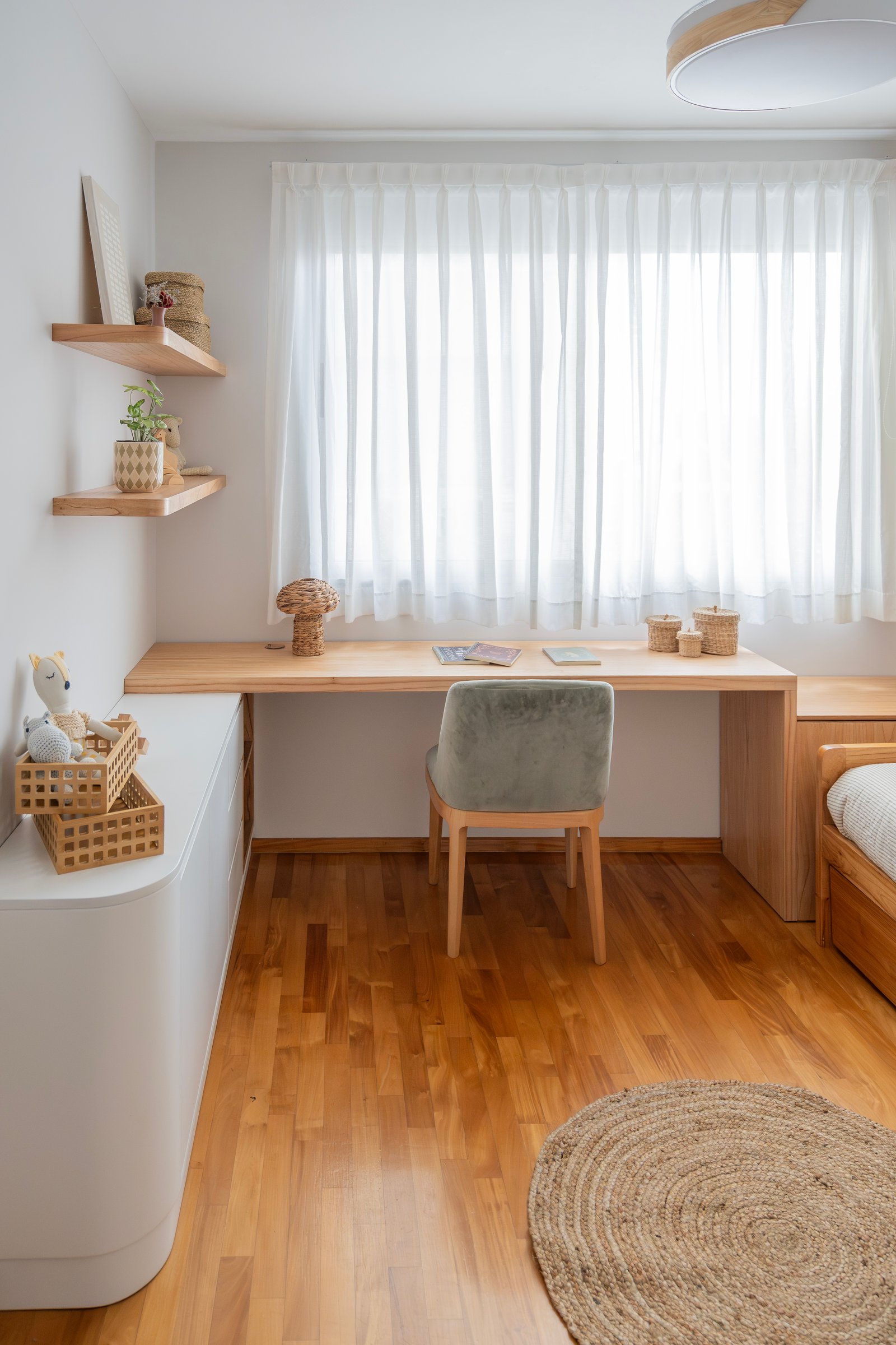 Oficina escandinava minimalista con escritorio de madera y luz natural — proyecto Quesada - Dormitorio, por Blue Rabbit Design, en Núñez