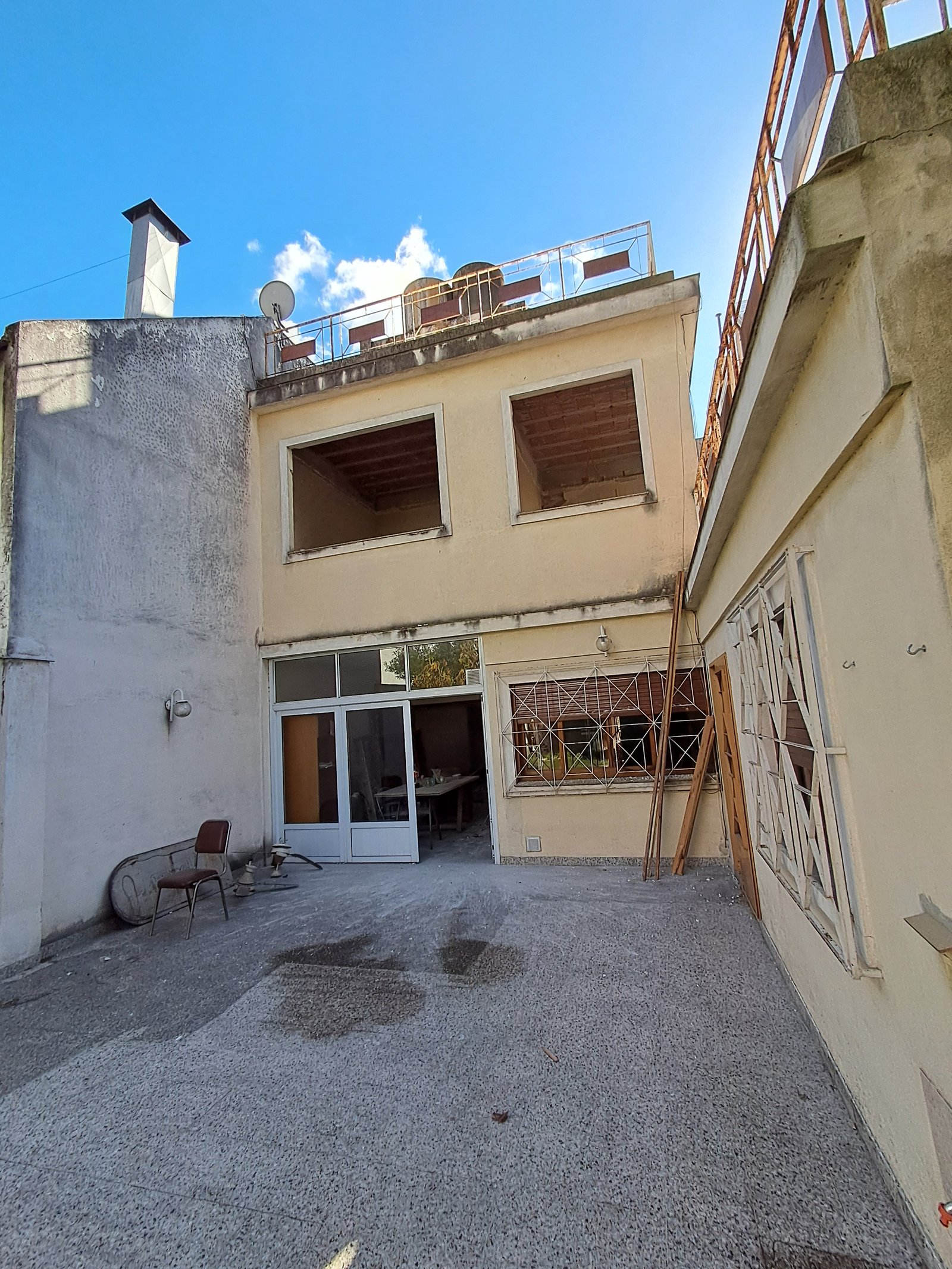 Fachada de casa mediterránea con patio y vigas expuestas — proyecto REFACCIÓN SOLANO LOPEZ, por IRALA CONSTRUCCIONES, en Mariscal Francisco Solano López 3634