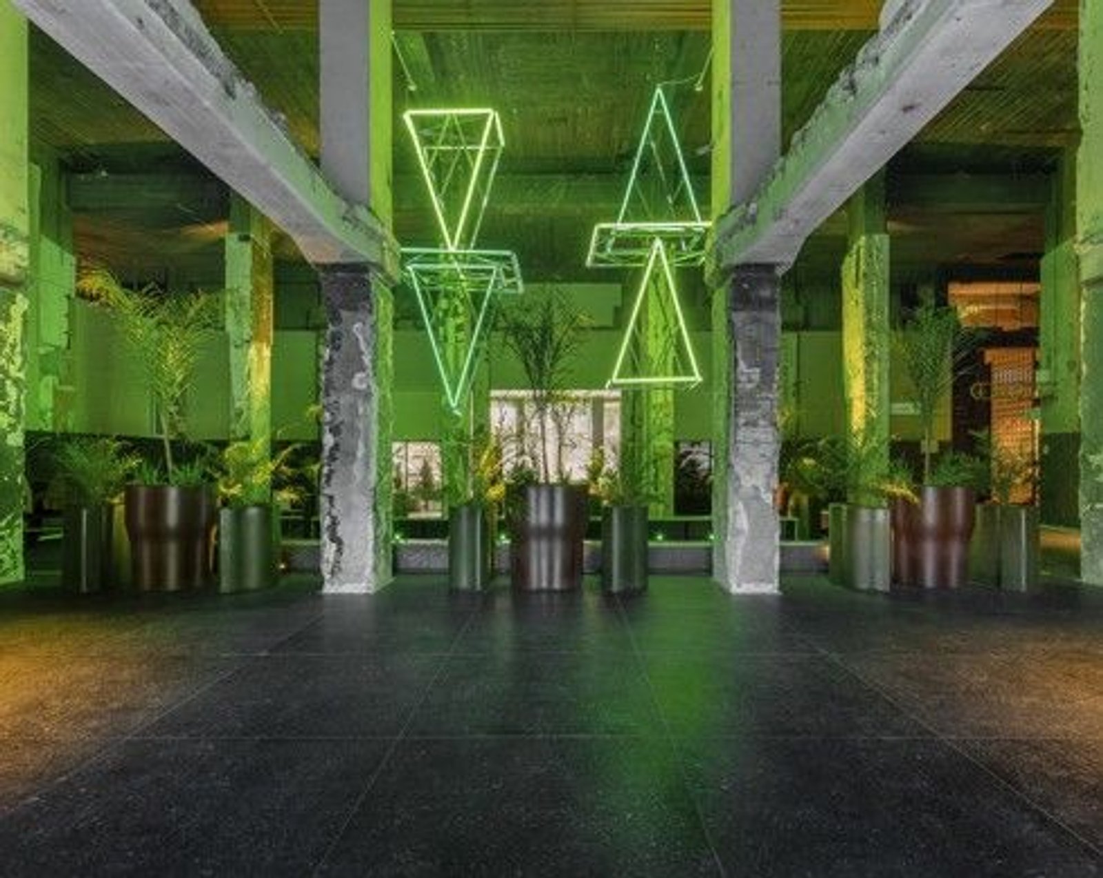 Espaço comercial industrial com luzes neon geométricas e concreto — projeto Casa Foa Edificio del Plata, por Vite Porcellanato, em Buenos Aires