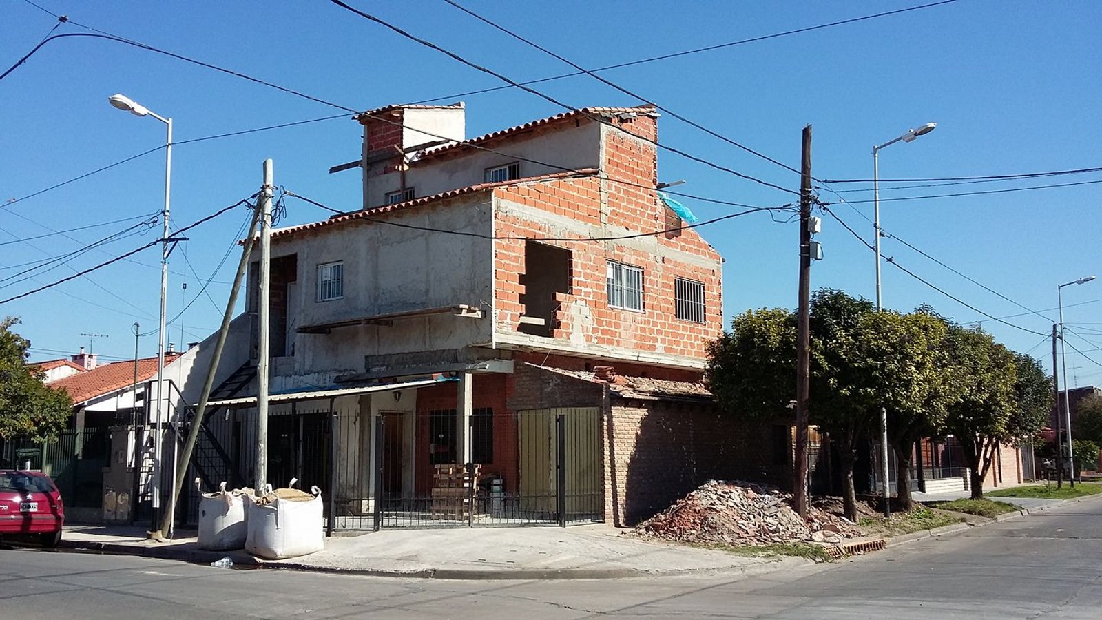 casa de ladrillos a medio construir con cables — proyecto Casa en Wilde, por Arquitecto Guido Niccoli, en Wilde
