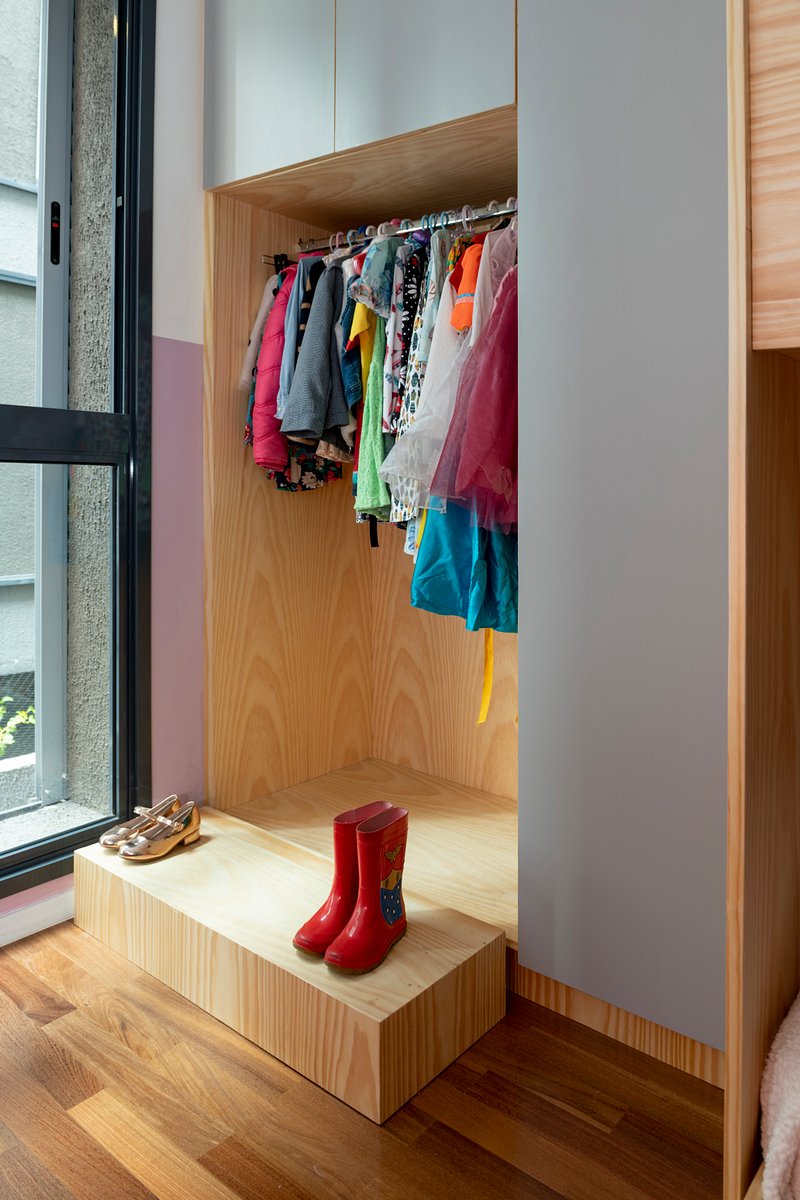 Apartamento antigo é completamente repaginado com móveis multifuncionais e cores