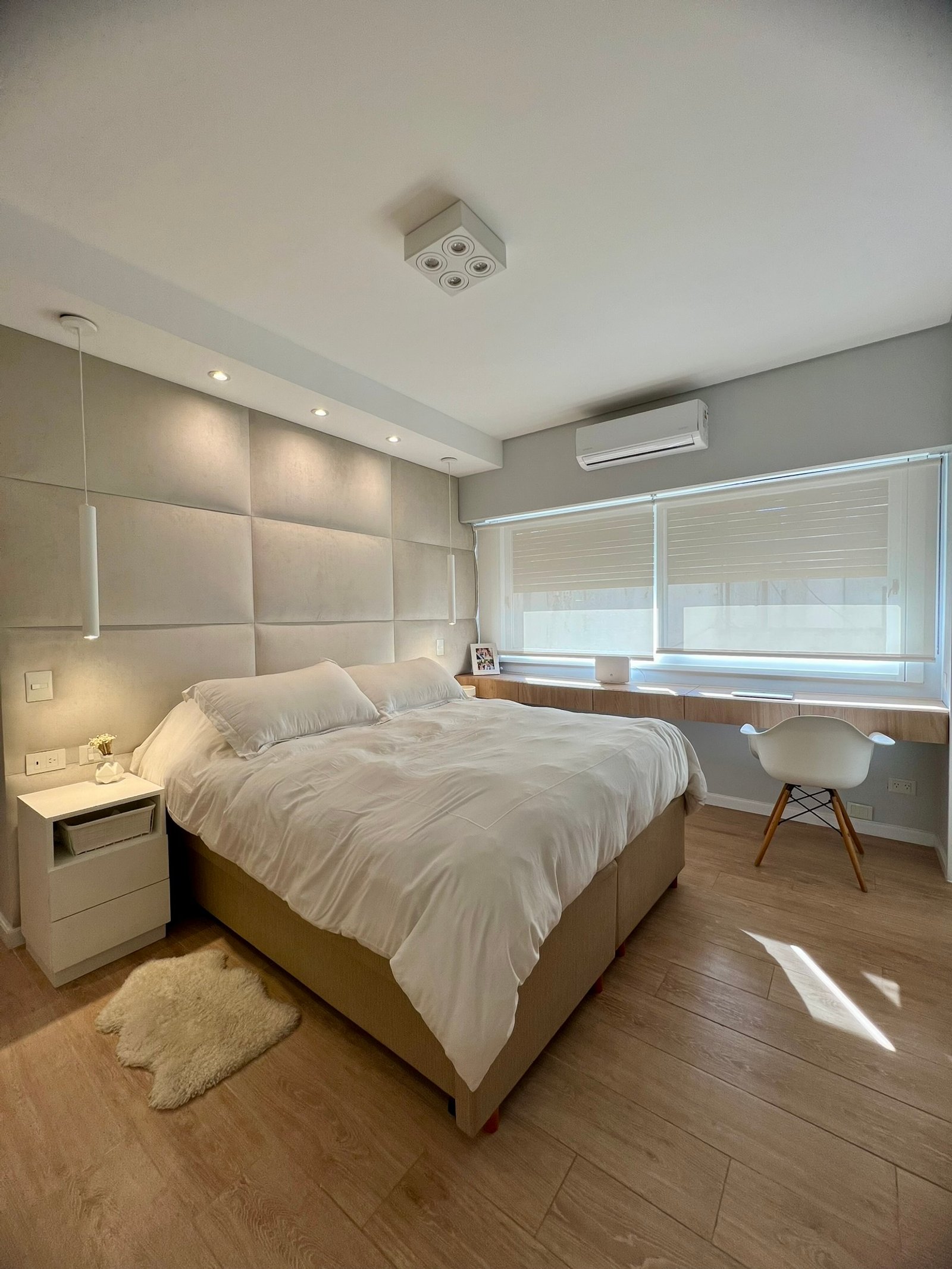 Dormitorio moderno con cama, escritorio y paneles de pared — proyecto Araoz, por MDBK Arquitectura, en Palermo