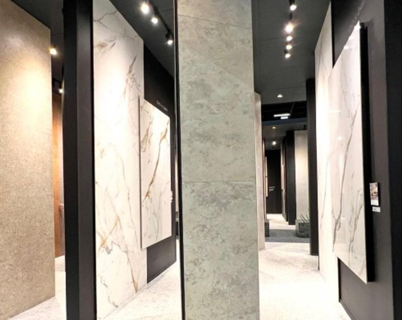 exhibición de revestimientos cerámicos en local comercial — proyecto Expo Revestir 2026, por Vite Porcellanato, en São Paulo