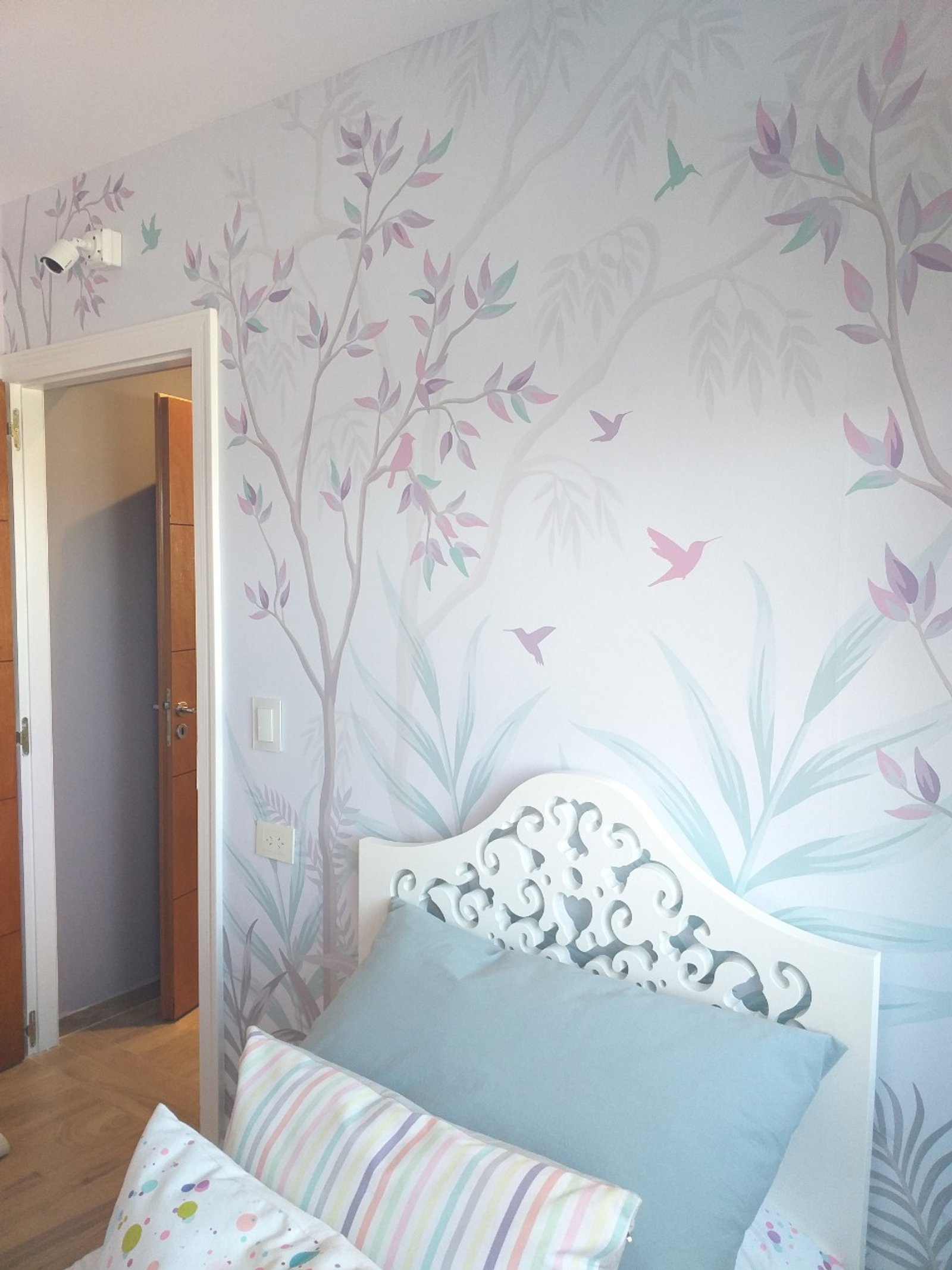 Dormitorio con mural botánico y cabecero ornamentado — proyecto Habitacion de nena con arboles, por Picma Empapelados, Murales, Esmerilados, Prints ,Papeles, en Canning