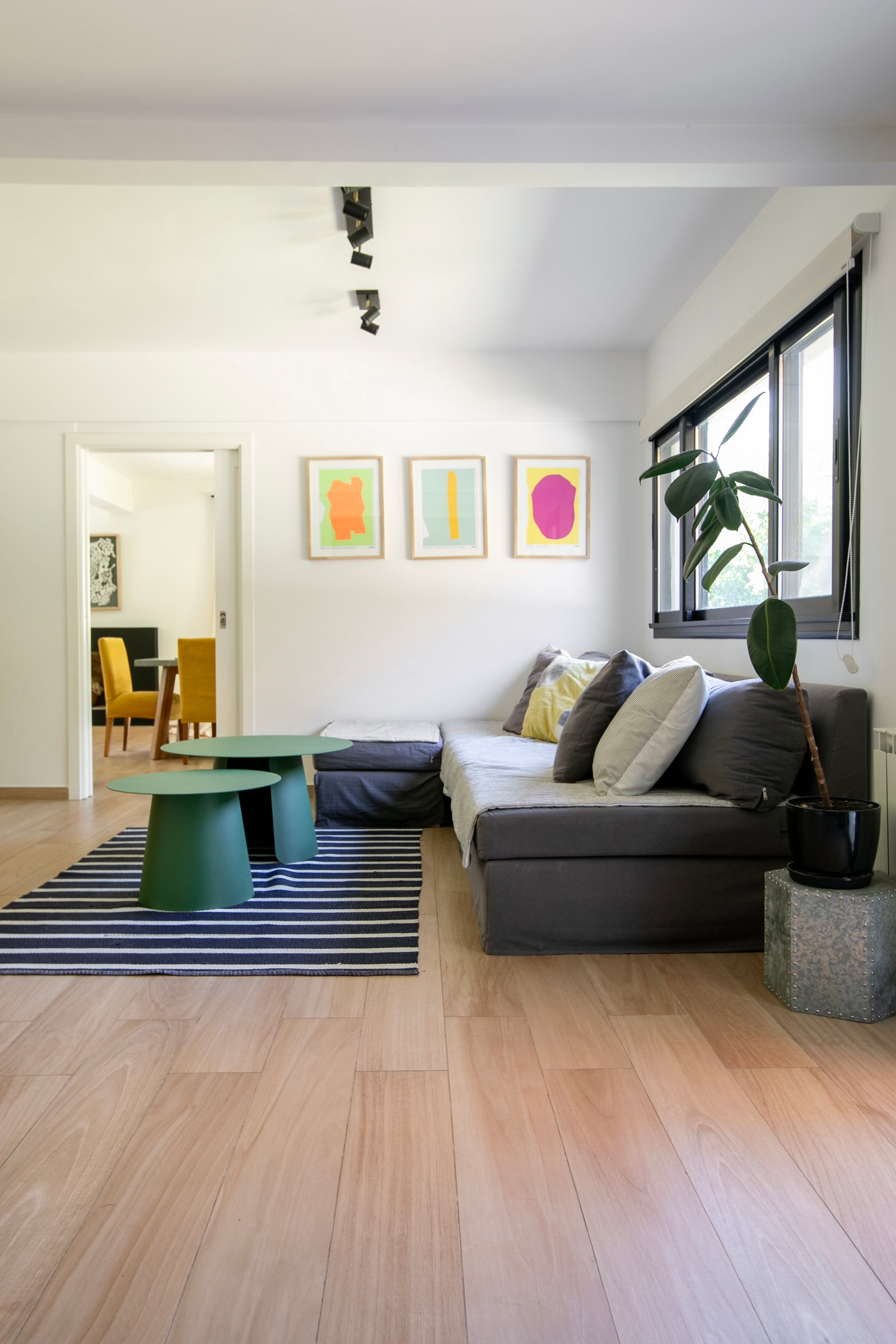 Living moderno con arte abstracto y mesas verdes — proyecto PROYECTO CAT COURREGES, por ILVA, en Provincia de Buenos Aires