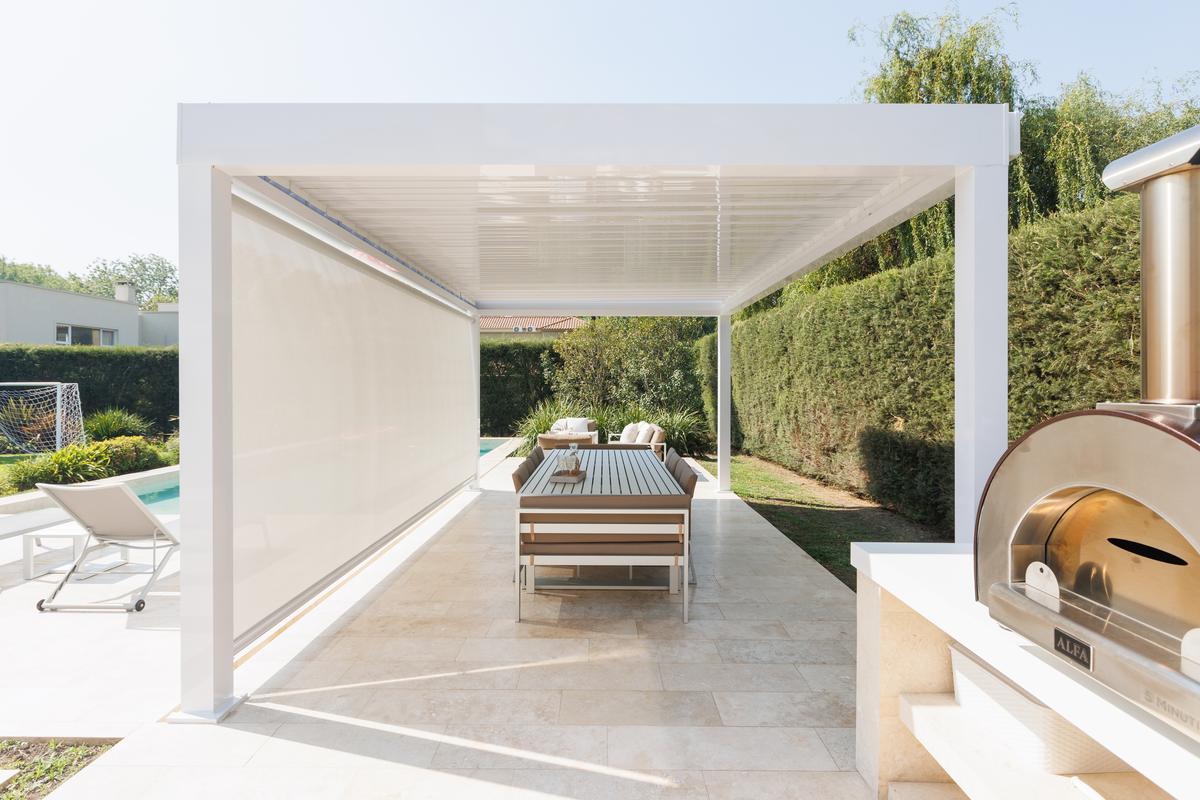 Pérgola moderna com sala de jantar externa e forno de pizza — projeto TOLDER - PERGOLAS, por Argentina en Obra 2024, em Rincón de Milberg