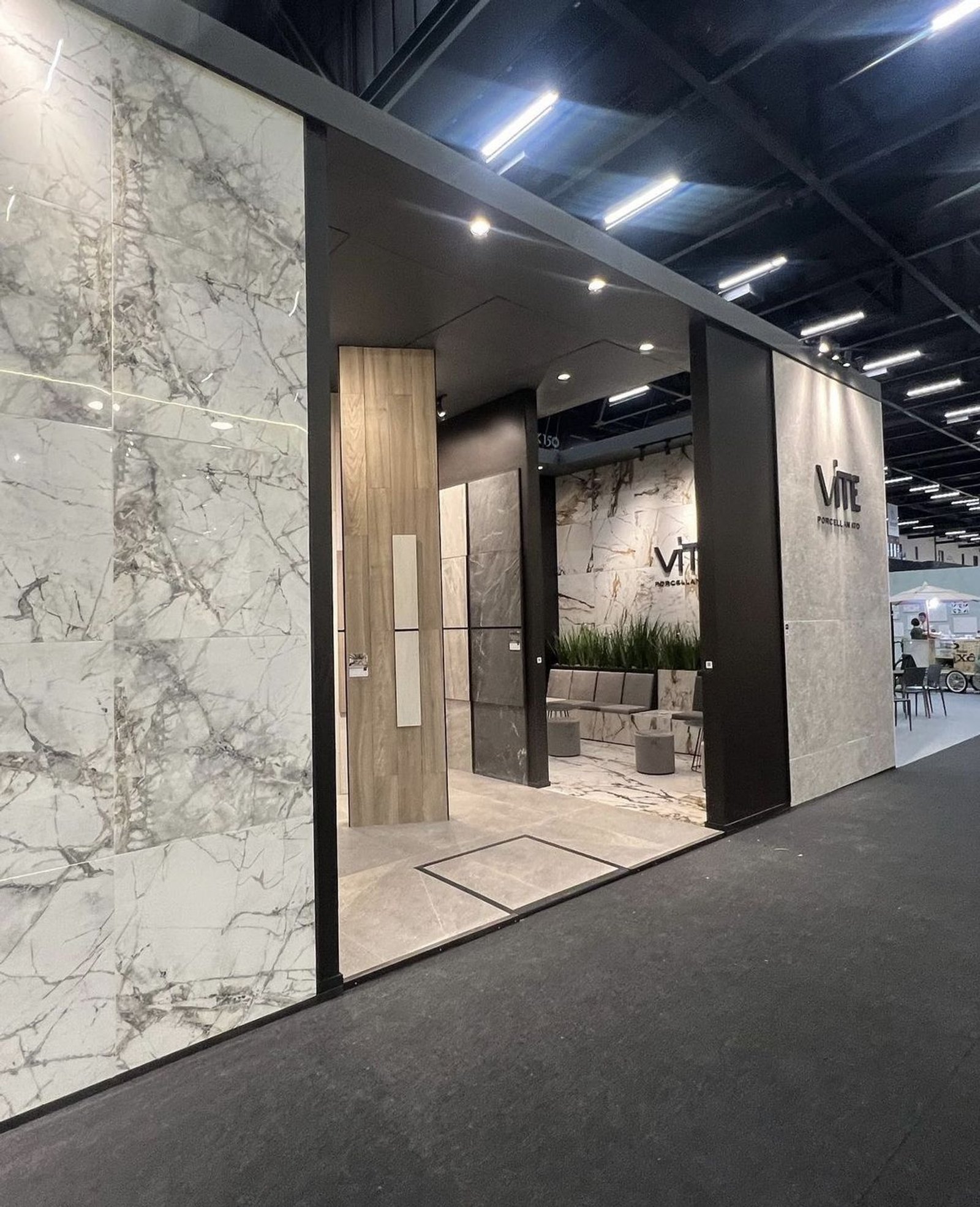 local comercial de revestimientos con paredes de mármol y madera — proyecto Expo Revestir 2023, por Vite Porcellanato, en São Paulo