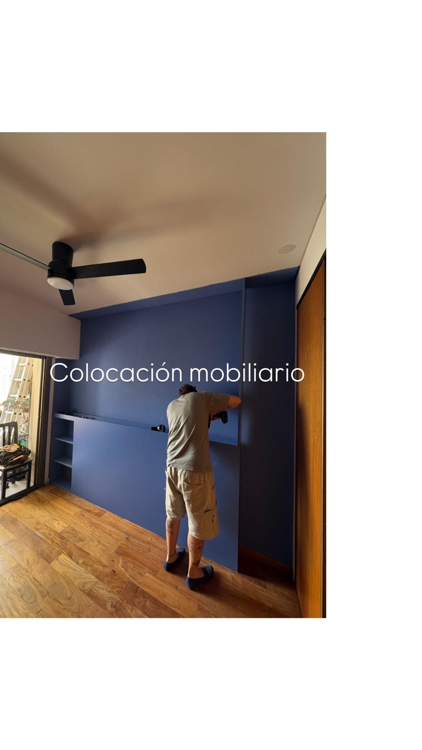 colocación de mobiliario en pared azul y estanterías — proyecto Interiorismo dormitorio, La Plata , por Estudio cardo, en C. 5 665