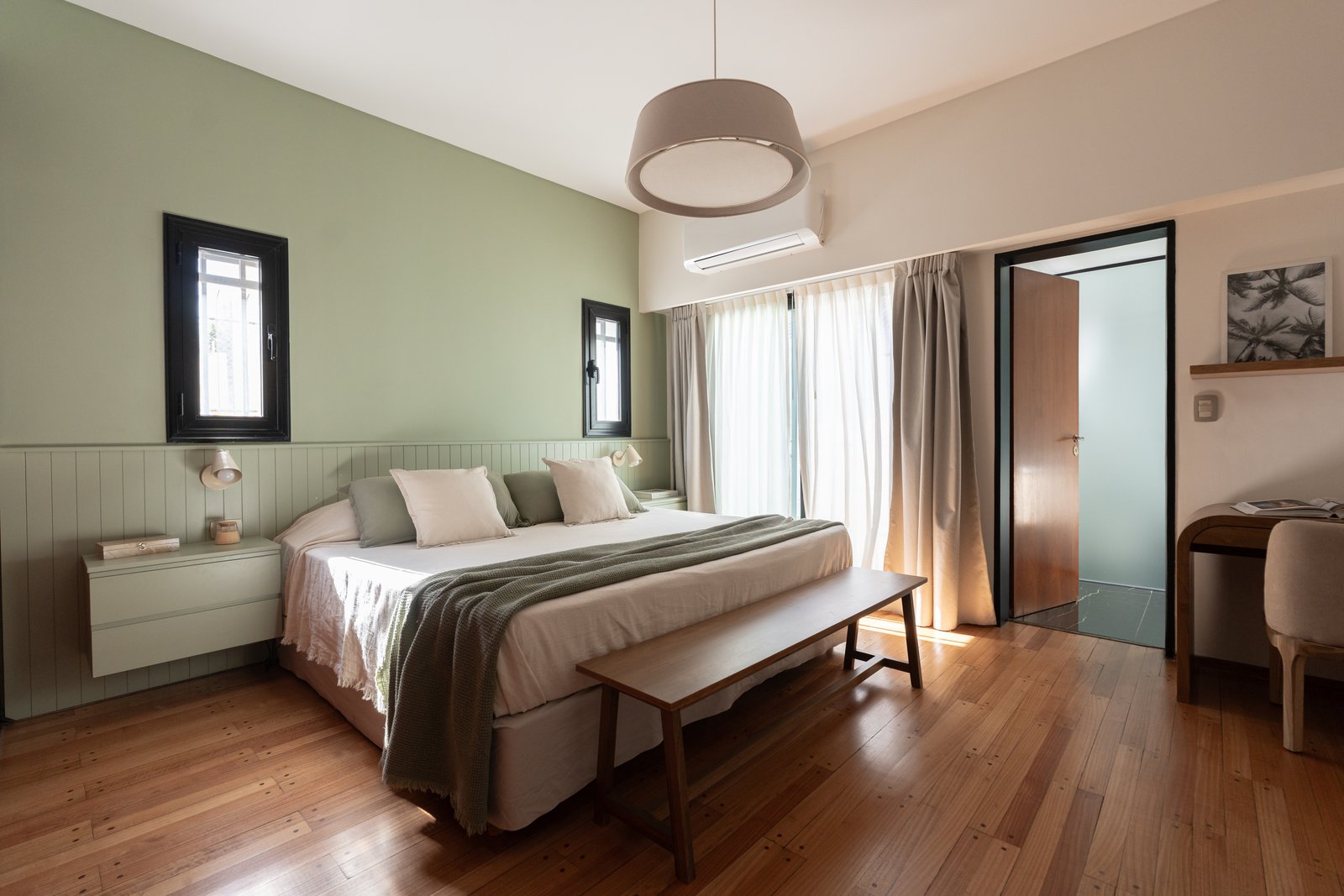 Quarto moderno minimalista com parede verde e pendente — projeto Felipe Vallese, por Estudio BDM, em Flores