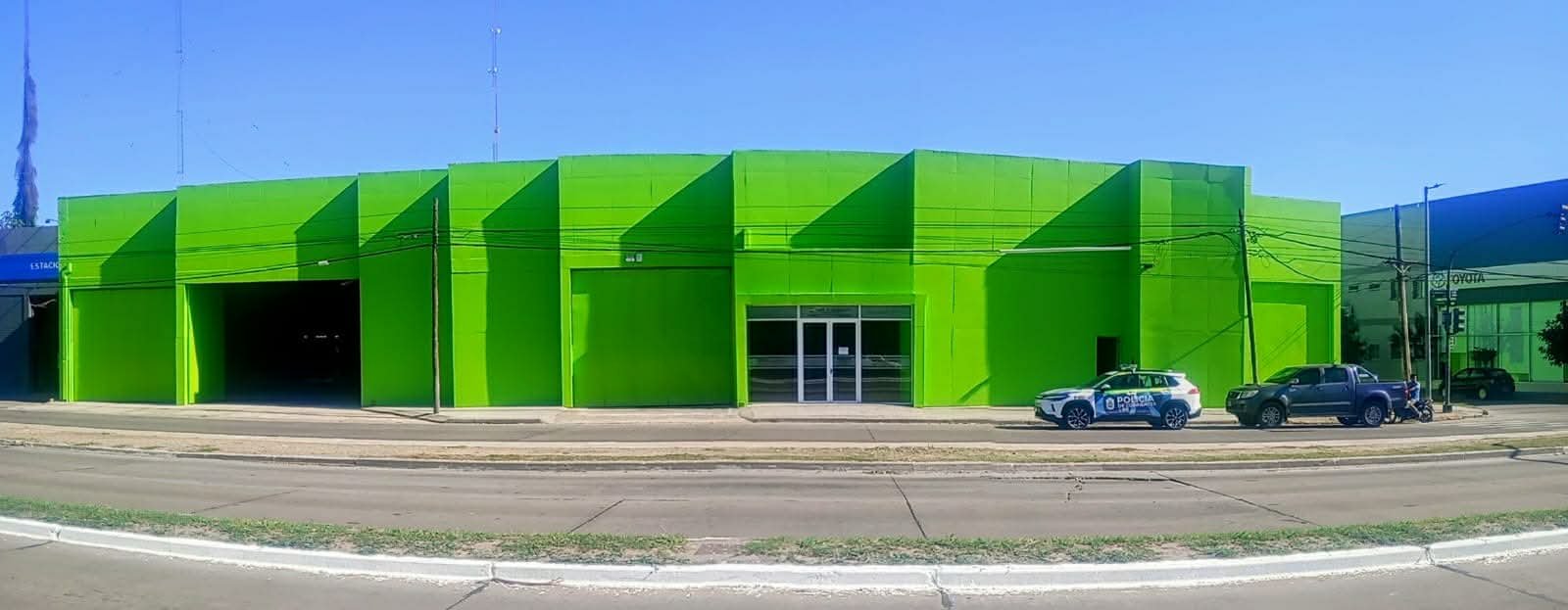 Fachada de local comercial verde brillante con detalles geométricos — proyecto Sucursal Via Cargo, filial Corrientes, Empresa de distribución y logística., por Arquitecto Gustavo M