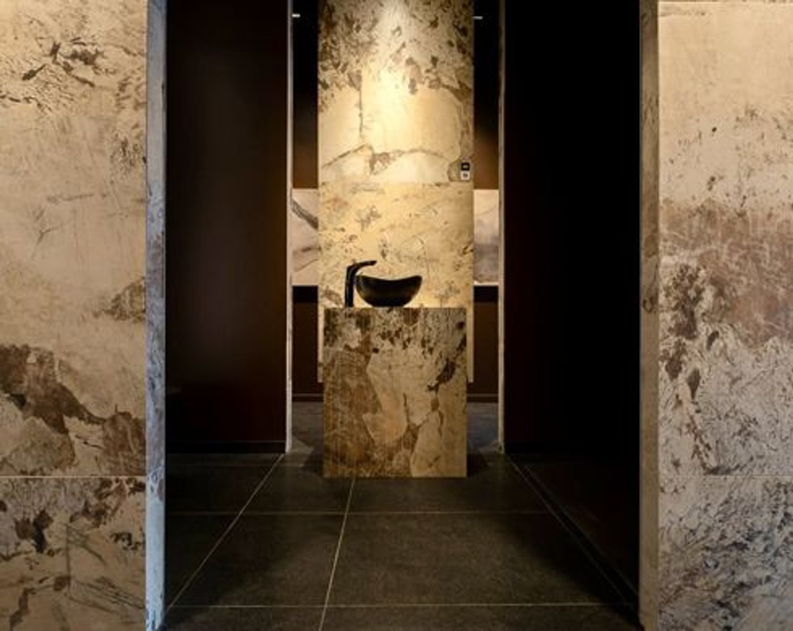baño moderno con paredes de piedra texturizada — proyecto Casa Foa Córdoba 2025, por Vite Porcellanato, en Ciudad de Córdoba