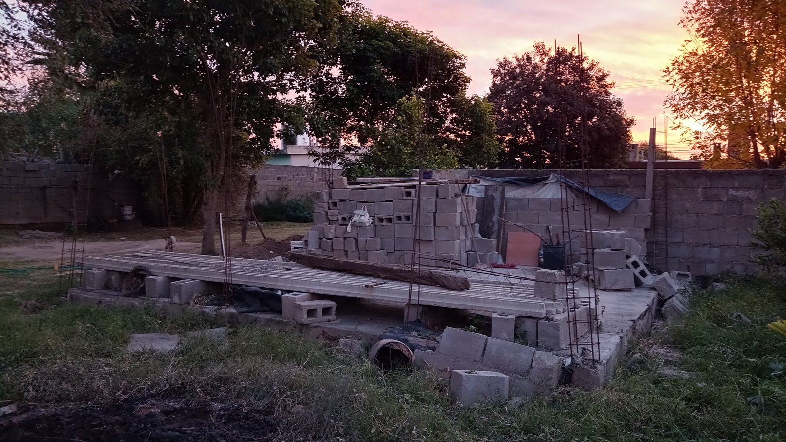 obra cinza exterior estrutura de concreto e madeira — projeto FACHADAS ET, por Todo con A, em Villa del Rosario