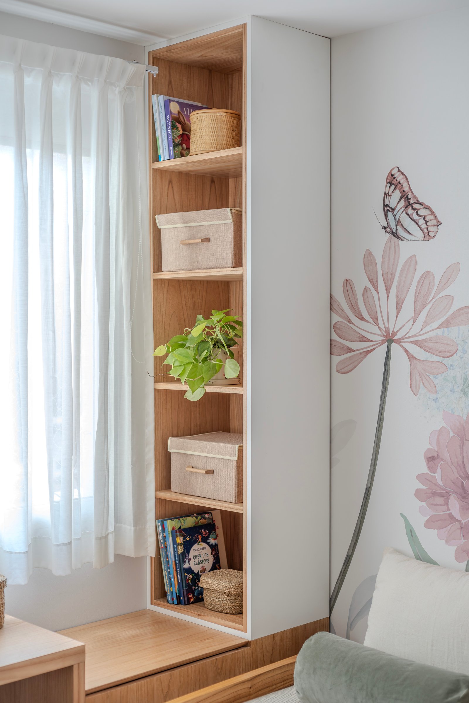 Estante moderna com mural de borboleta e cortinas brancas — projeto Quesada - Dormitorio, por Blue Rabbit Design, em Núñez