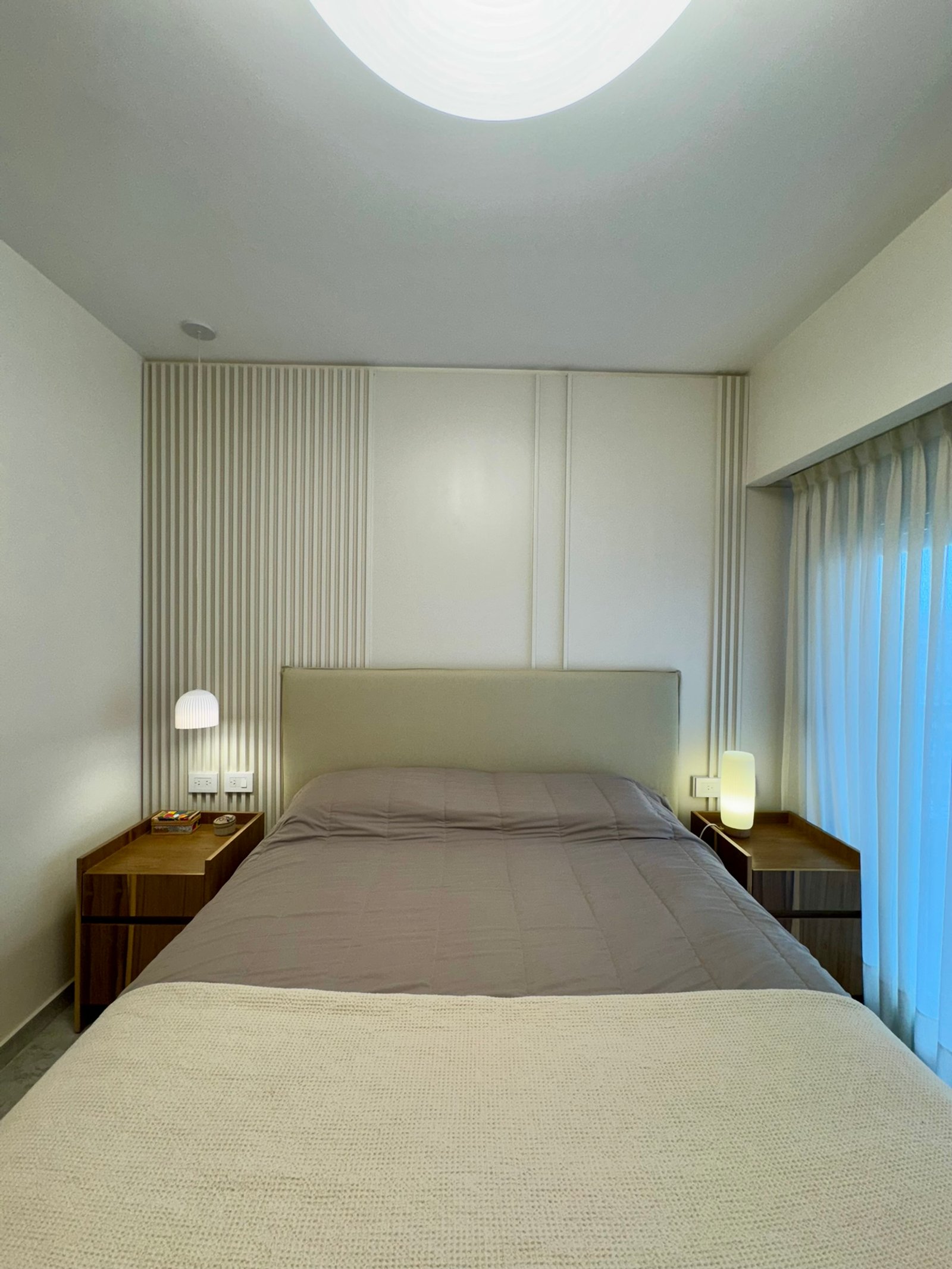 Dormitorio moderno con paneles de madera y luz indirecta — proyecto Corrientes I, por MDBK Arquitectura, en Villa Crespo
