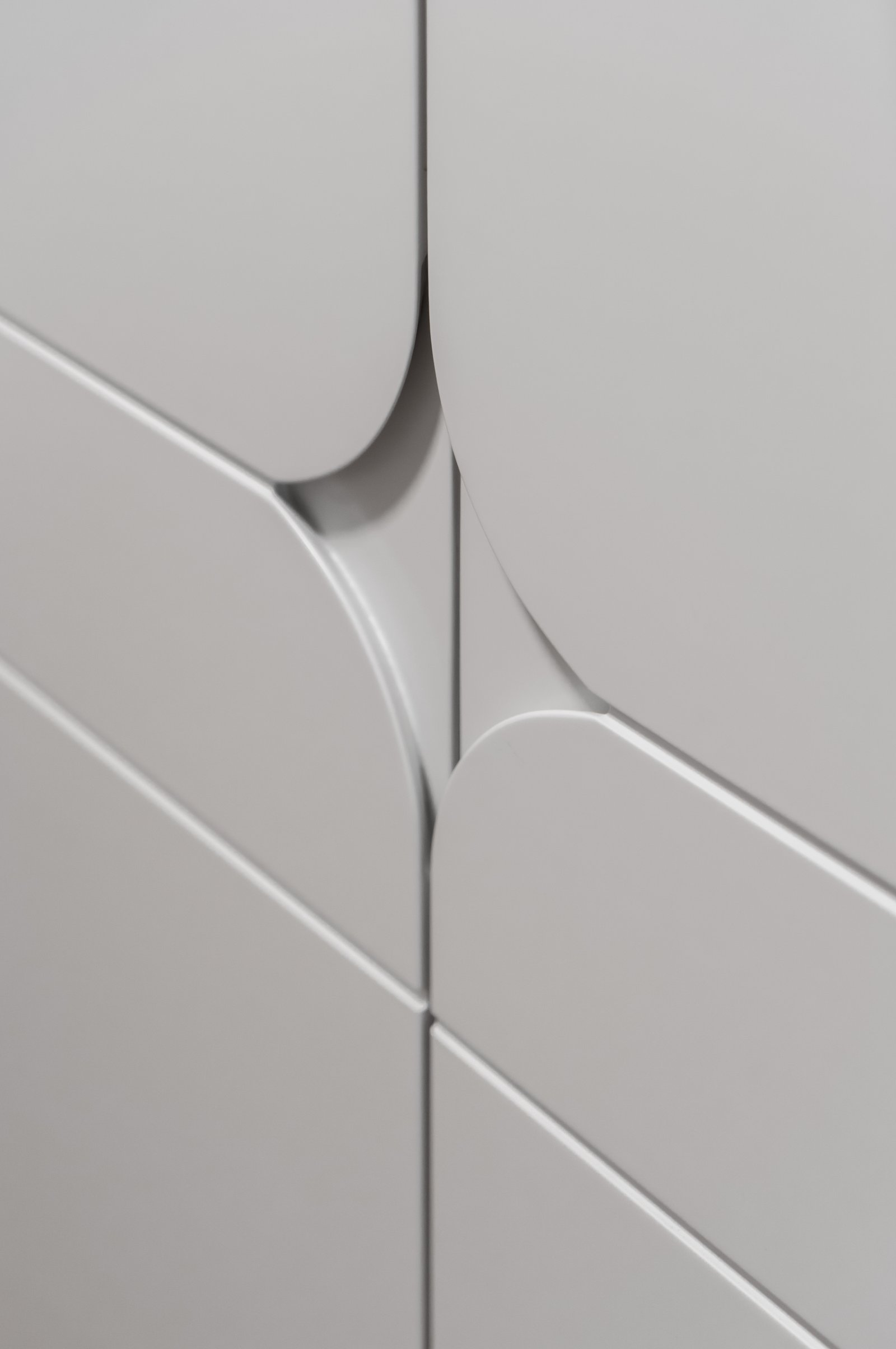 Detalle de mueble blanco minimalista con paneles curvos empotrados — proyecto Rodriguez Peña , por BK Arquitectos, en Recoleta
