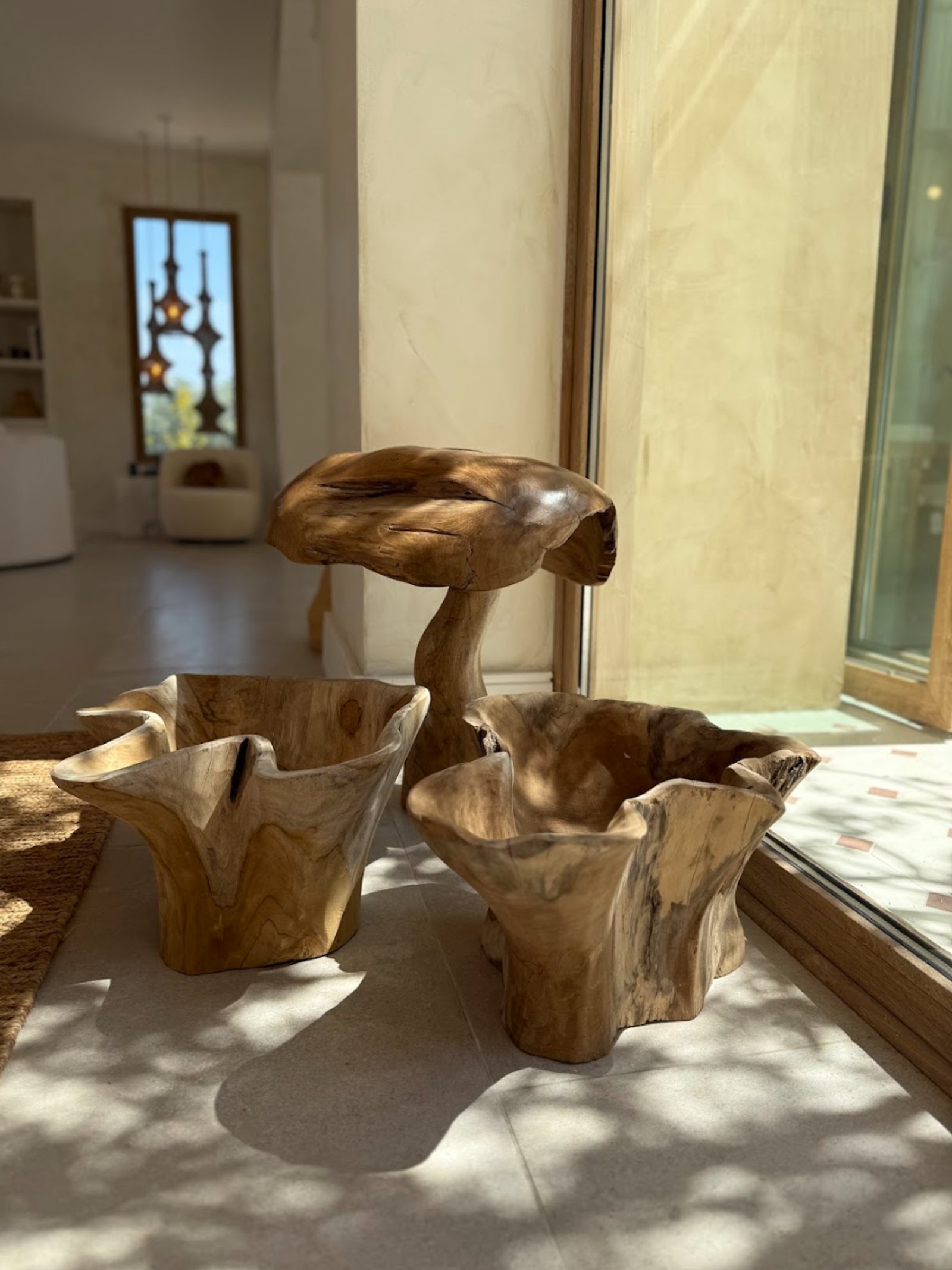 Living con cuencos de madera y escultura de hongo — proyecto La Verbena, por Grupo Pauta Arquitectura, en Alejandro Korn 3150