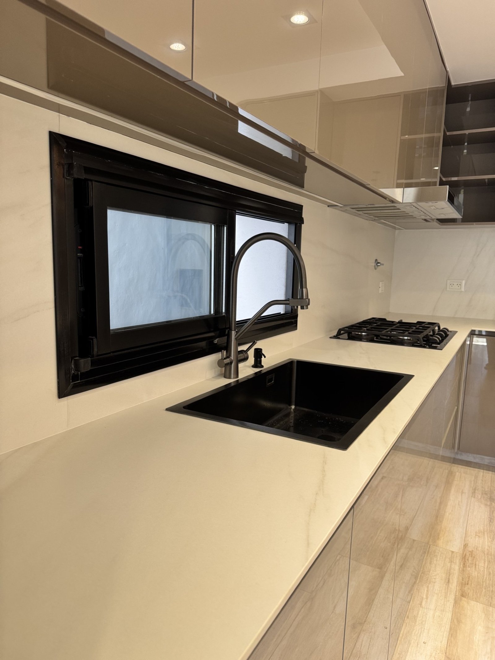 Cocina moderna con mesada de piedra blanca y bacha negra — proyecto italia 2, por Estudio Grupo 32, en Vicente López