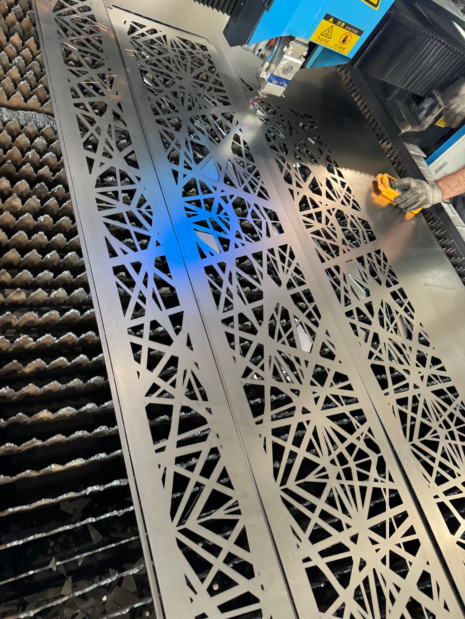 corte laser de paneles metalicos geometricos — proyecto Nuestra Planta, por PALL-METAL, en Merlo