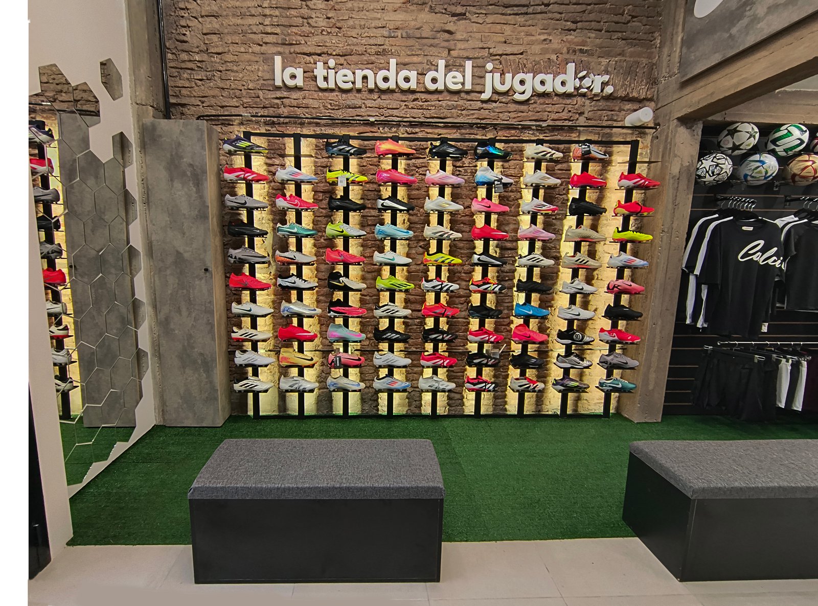 Tienda de deportes con pared de zapatillas y bancos grises — proyecto La tienda del jugador | Diseño de local comercial, por Ludmila Ortega diseño, en C. 15 & C. 57