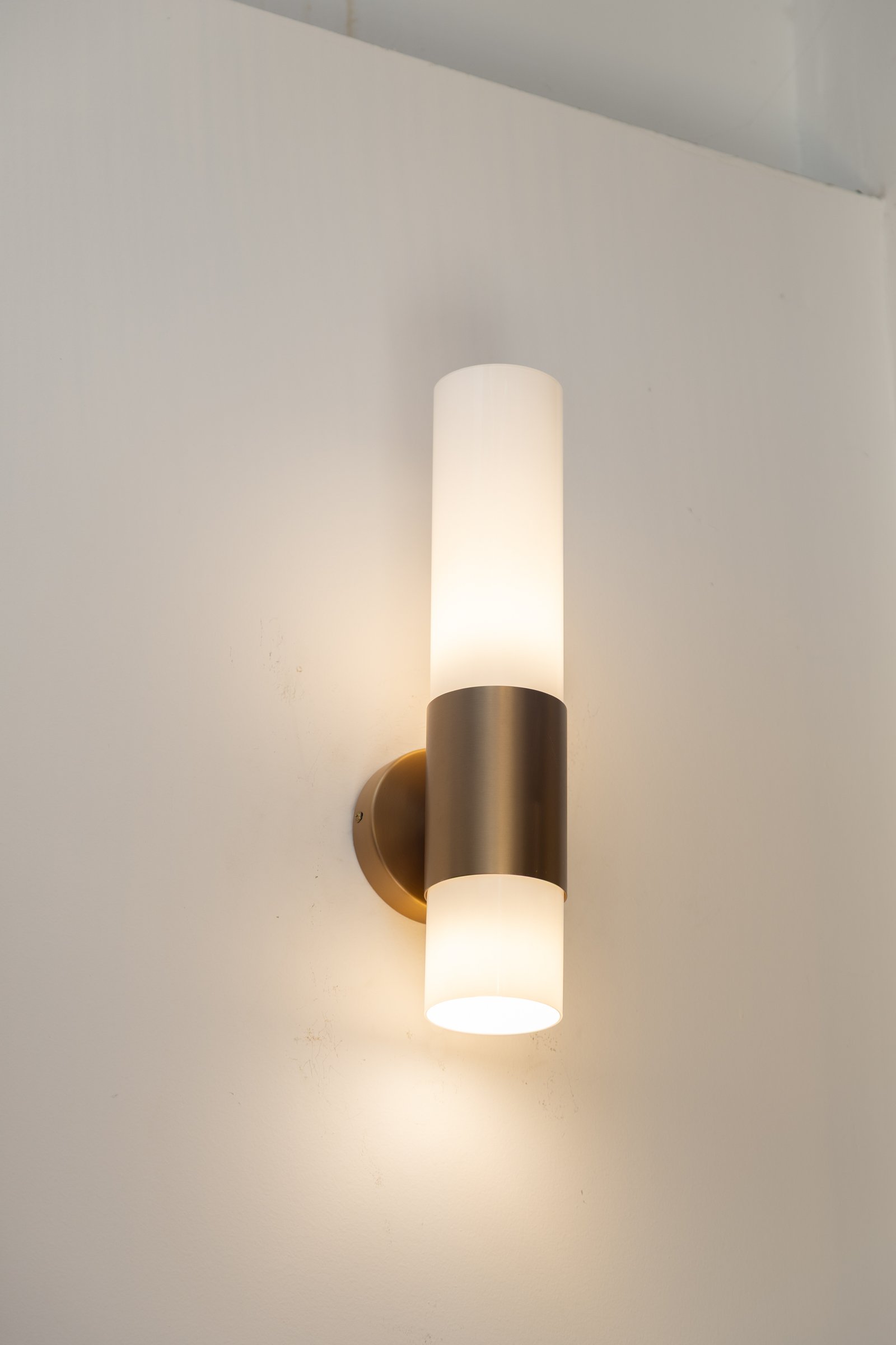 Aplique de pared cilíndrico de vidrio y bronce — proyecto LA NUEVA TRANSPARENCIA DEL DISEÑO, por DESDE ASIA, en Palermo