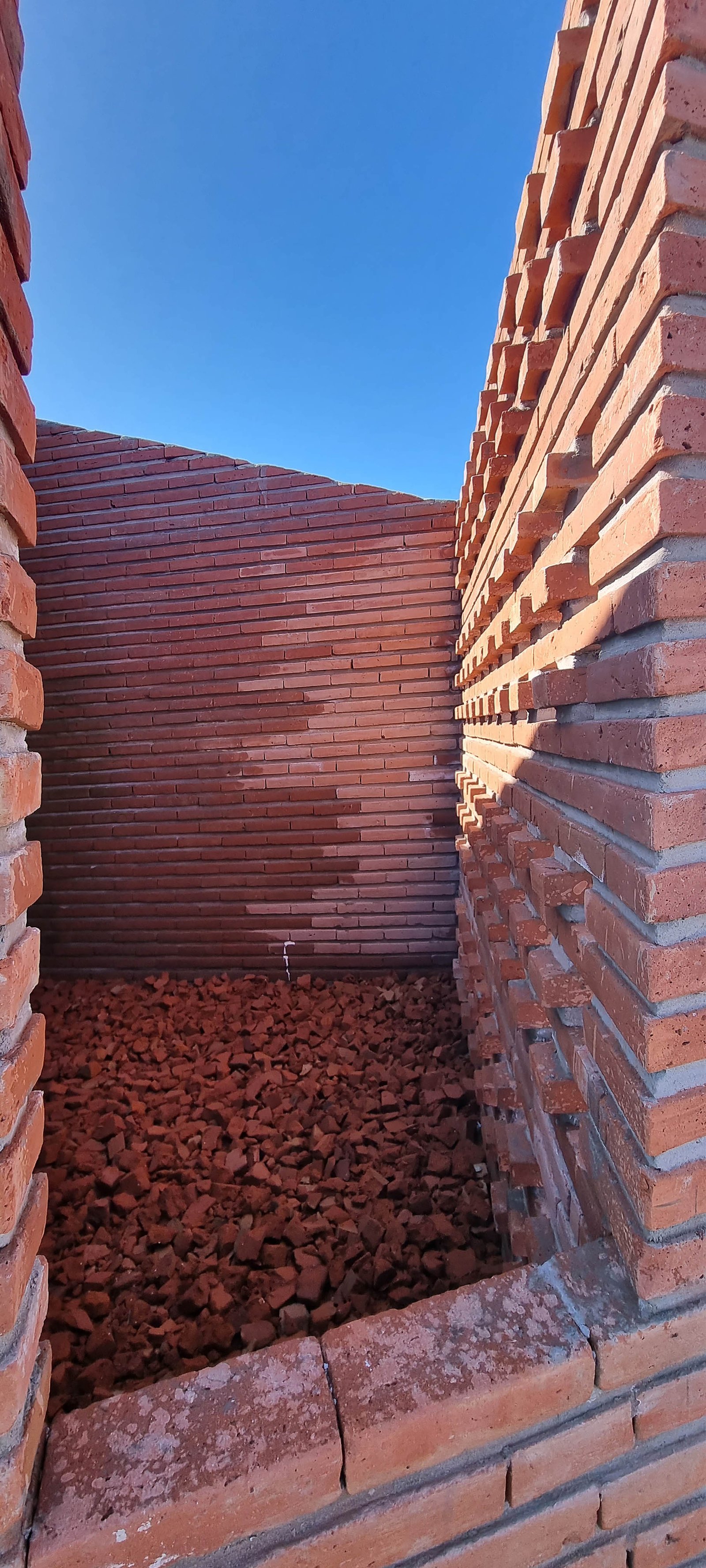 patio de ladrillos con diseño geométrico — proyecto SS01-House, por Etunez, en Provincia de Buenos Aires