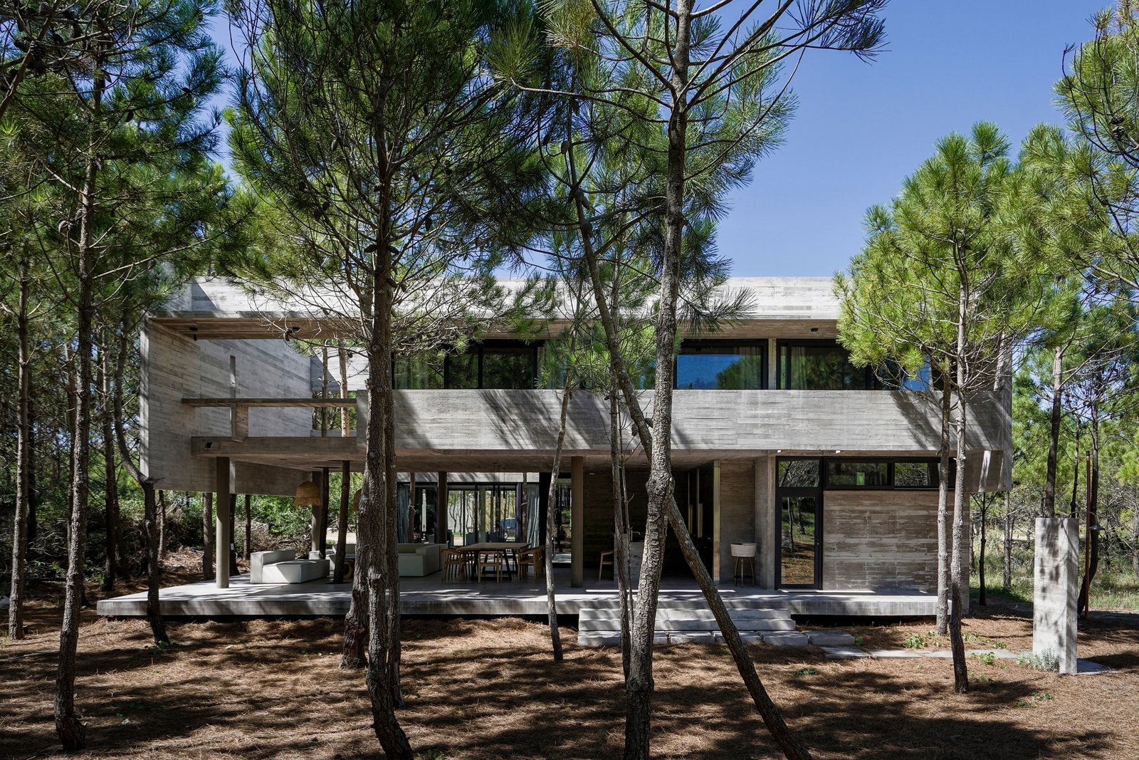 casa moderna brutalista entre pinos — proyecto Casa 4H, por Besonías Almeida arquitectos, en X6VF+67