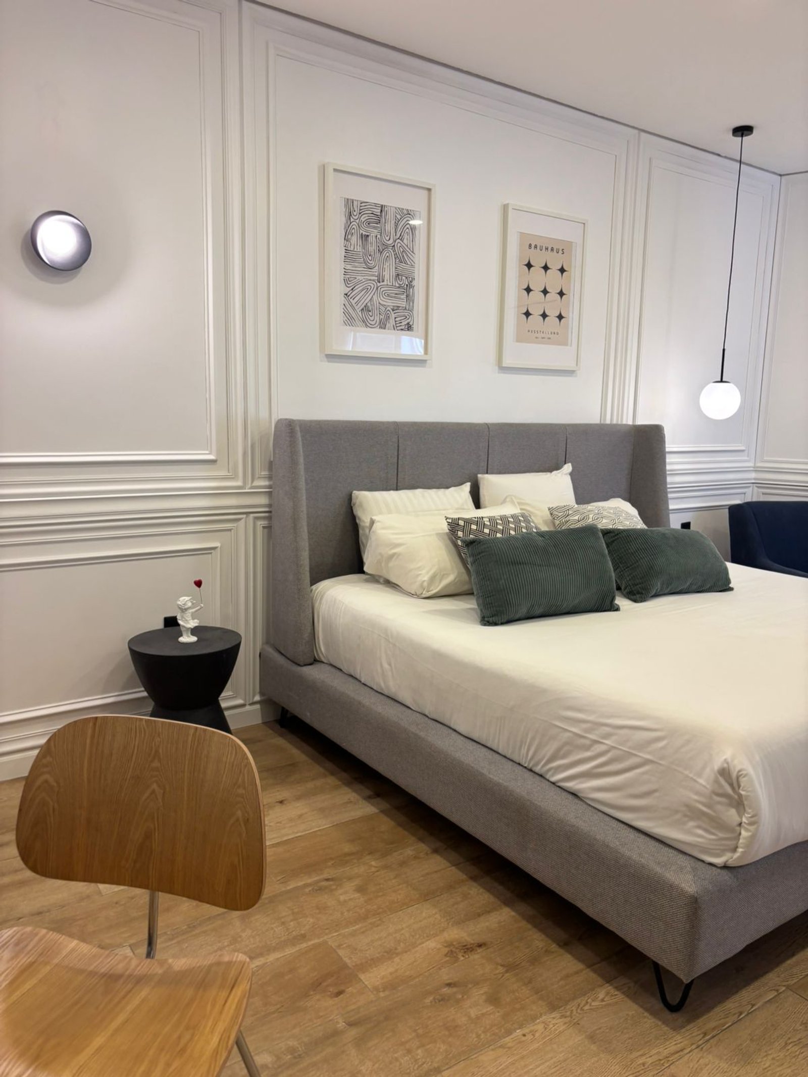 Quarto moderno com cama king e paredes em painel — projeto obra 5d ariosto // cdmx // atlanticoarqs, por atlantico arqs, em Ciudad de México
