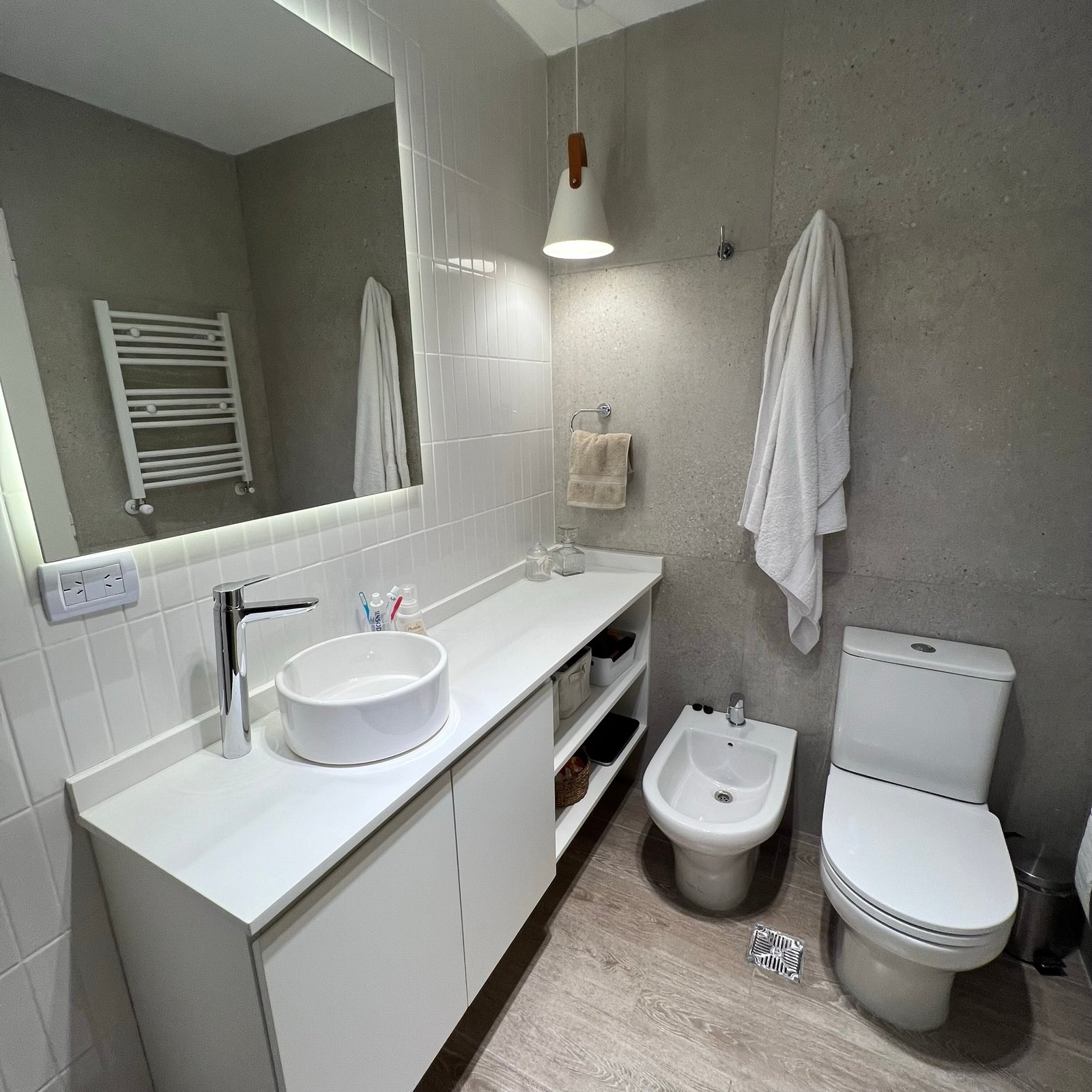 Baño moderno con detalles en gris y blanco — proyecto Vera I, por MDBK Arquitectura, en Villa Crespo