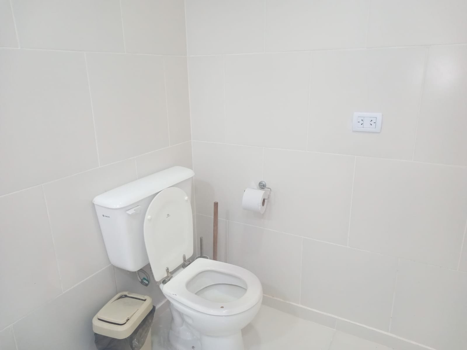 Baño minimalista con inodoro blanco y lavabo de pedestal — proyecto Esmeralda 517, por A&E construcciónes, en Esmeralda 517