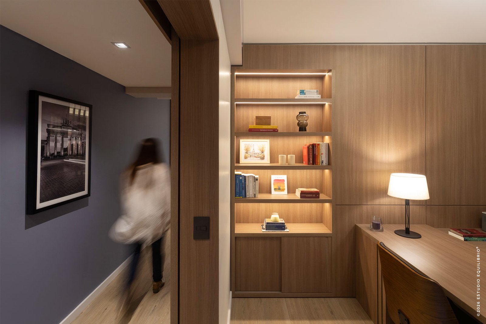 Oficina moderna con paneles de madera y estanterías integradas — proyecto Proyecto Zapiola, por Estudio Equilibrio, en Belgrano