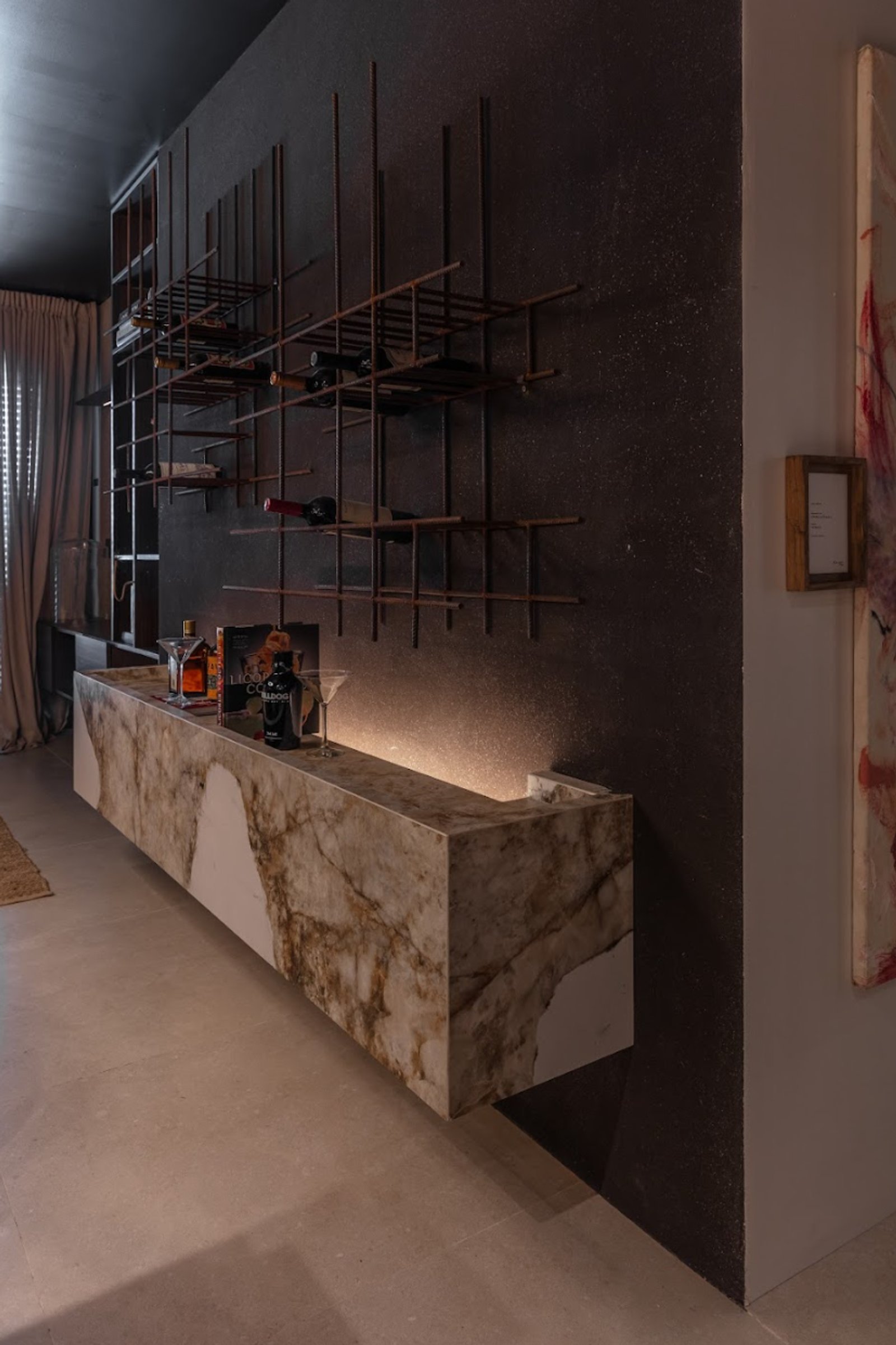 Bar moderno con estantería abstracta de metal y barra de mármol — proyecto Loly Albasini, por San Lorenzo Design, en Cam. de los Remeros 1585