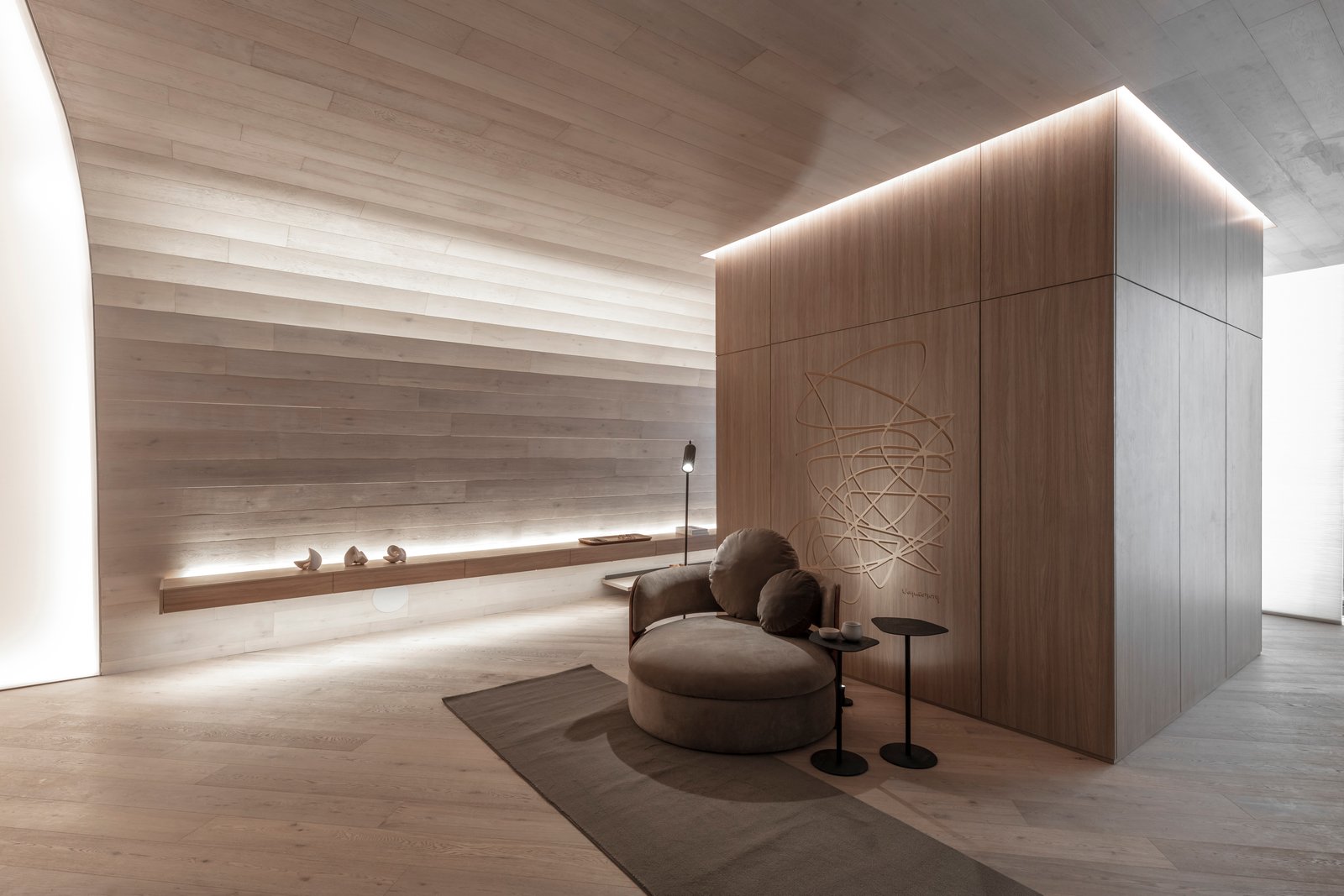 Espacio interior moderno con sillón curvo y mucha iluminación indirecta — proyecto Casa Foa 2024 | Ritual de bienestar | Wellness ritual | Lucia Quinteros, por Ren Studio, en Cdad.