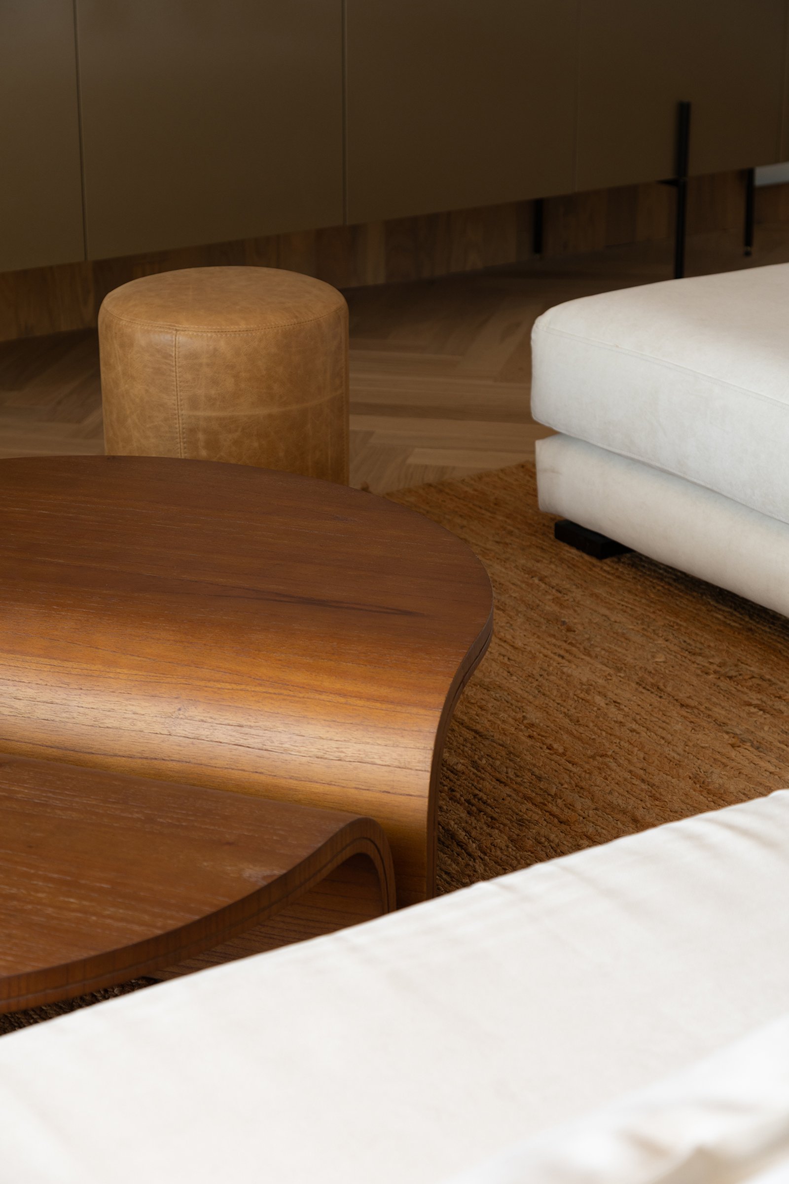 Living moderno con mesa de centro curva de madera y sofá blanco — proyecto Pia Magri, por Gaby Alfonso, en B1648 Tigre