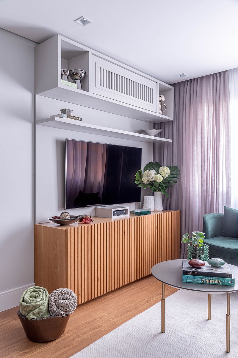 Apto flat de 58 m² tem área social integrada, marcenaria colorida na cozinha e soluções arquitetônicas