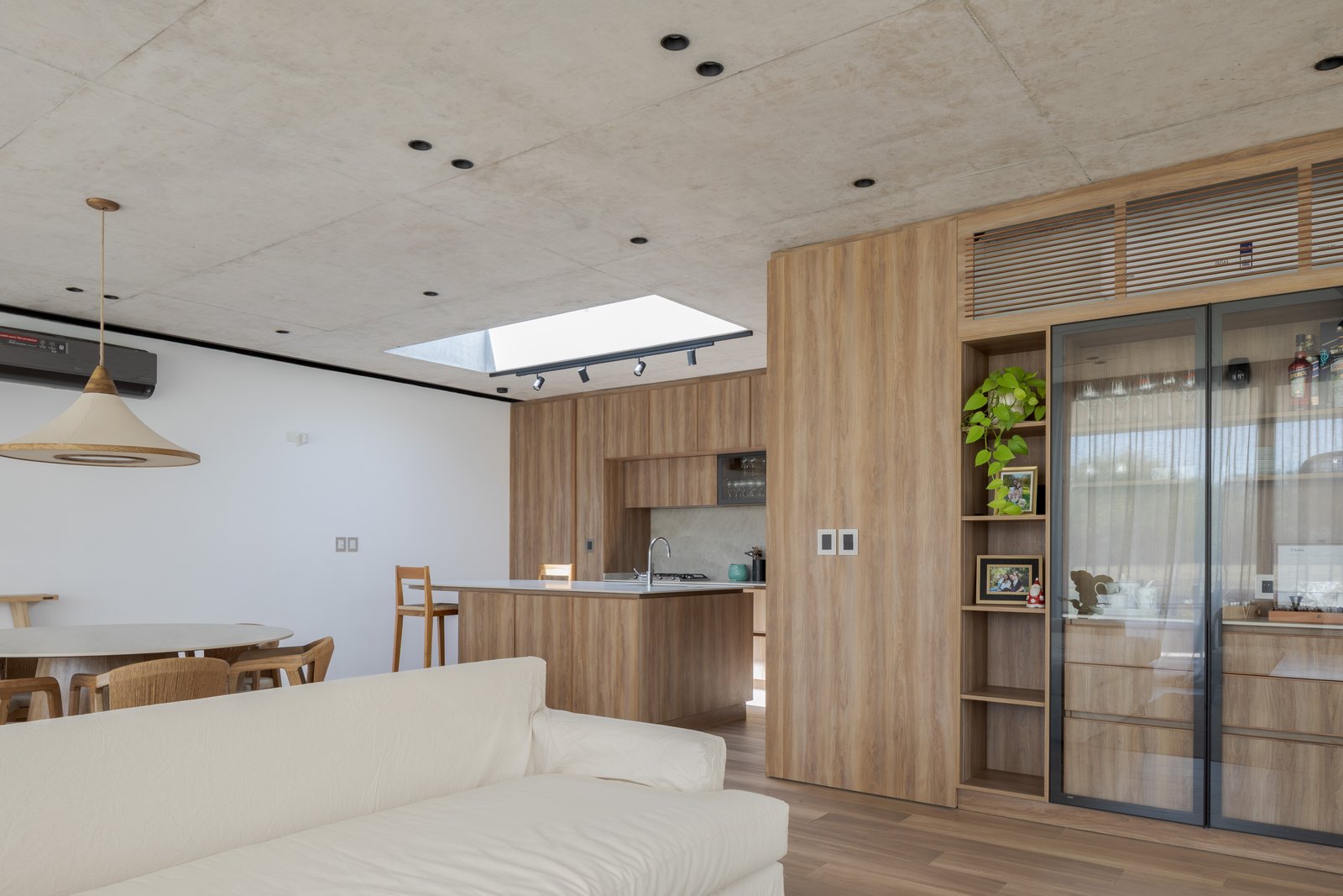 Sala de estar, jantar e cozinha moderna com teto de concreto e madeira — projeto Casa PLANALTO, por Grupo CRBN, em Av. Pres. Perón 10298
