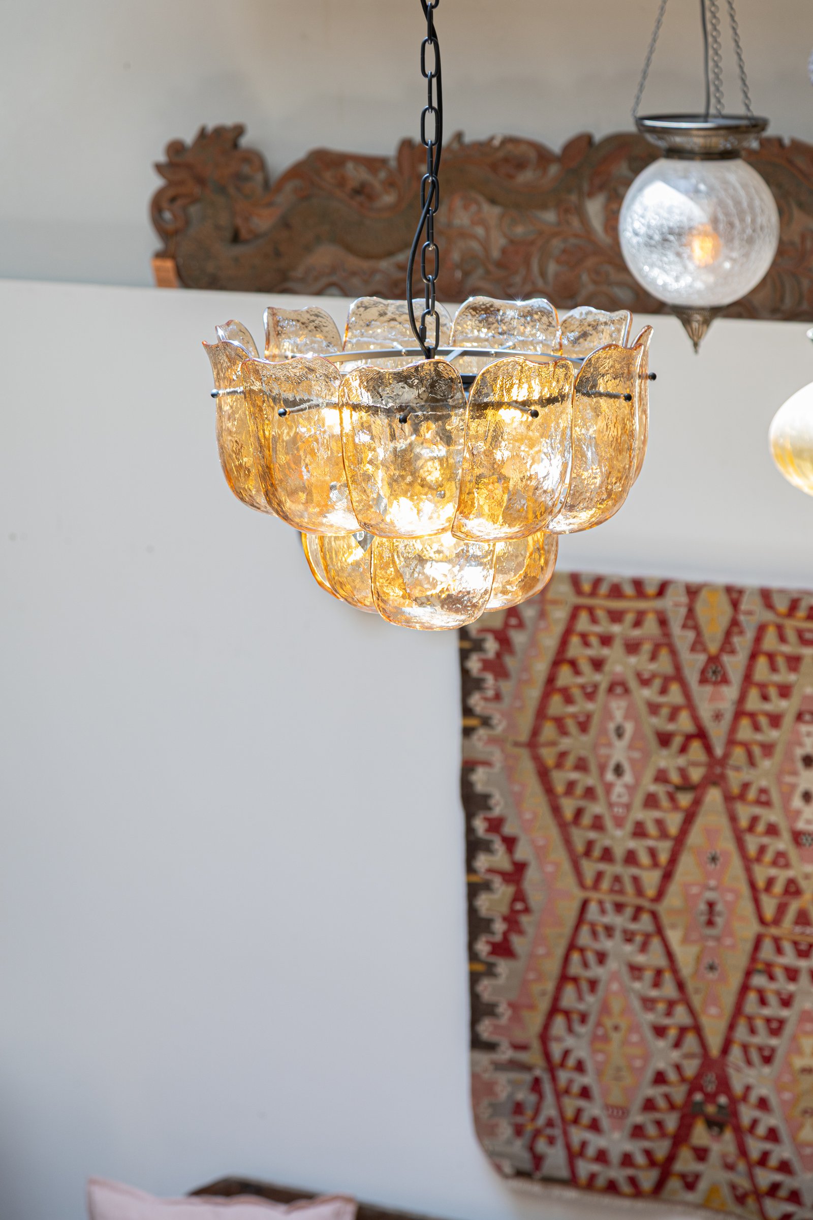 candelabro de vidrio ámbar y madera tallada — proyecto LA NUEVA TRANSPARENCIA DEL DISEÑO, por DESDE ASIA, en Palermo