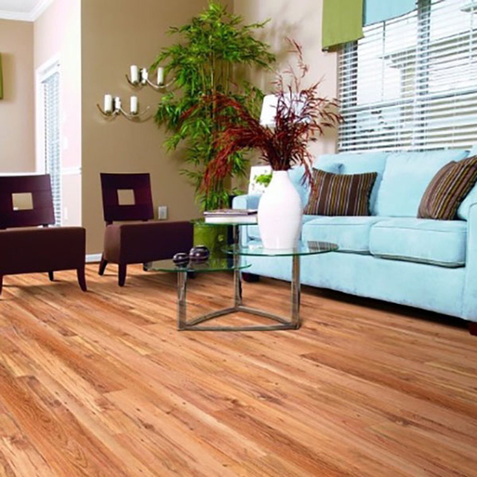 Sala de estar clássica com sofá azul claro e piso de madeira — projeto Pisos Flotantes, por The Flooring Company