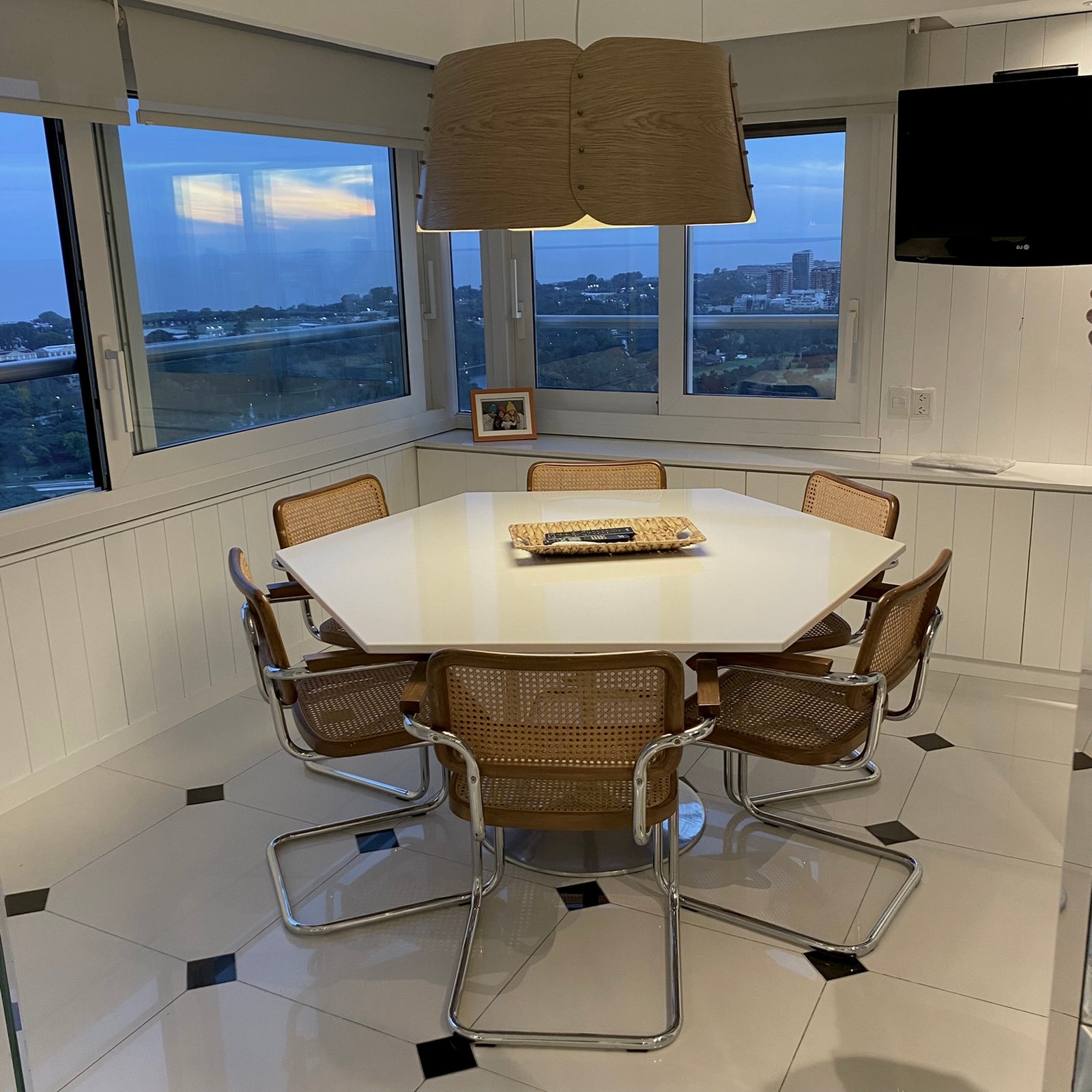 Comedor moderno con mesa octogonal de madera y sillas de ratán — proyecto Libertador I, por MDBK Arquitectura, en Palermo