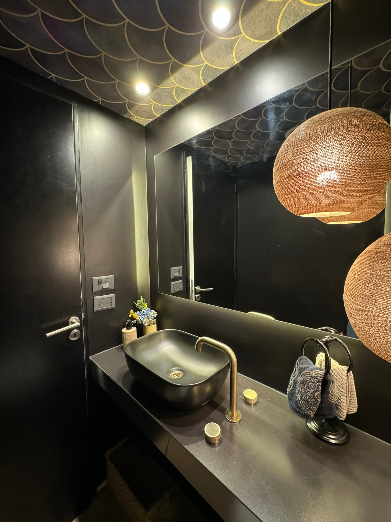 Baño moderno oscuro con techo decorado y lámpara colgante de mimbre — proyecto Coronel Diaz, por MDBK Arquitectura, en Palermo